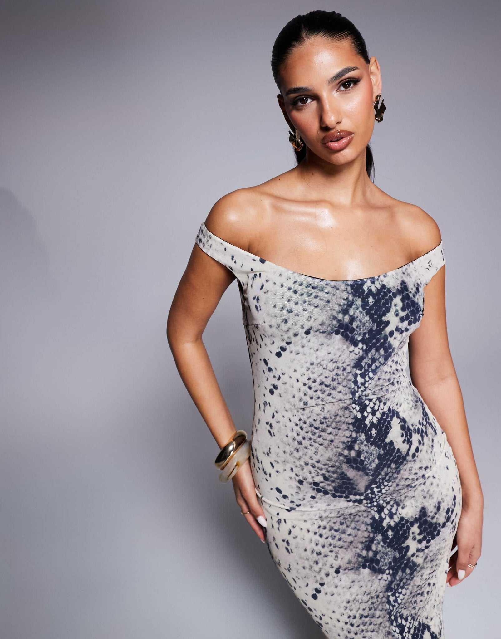 Murci off shoulder bodycon maxi dress in grey snake print - ASOS Sample Sale EU Store
