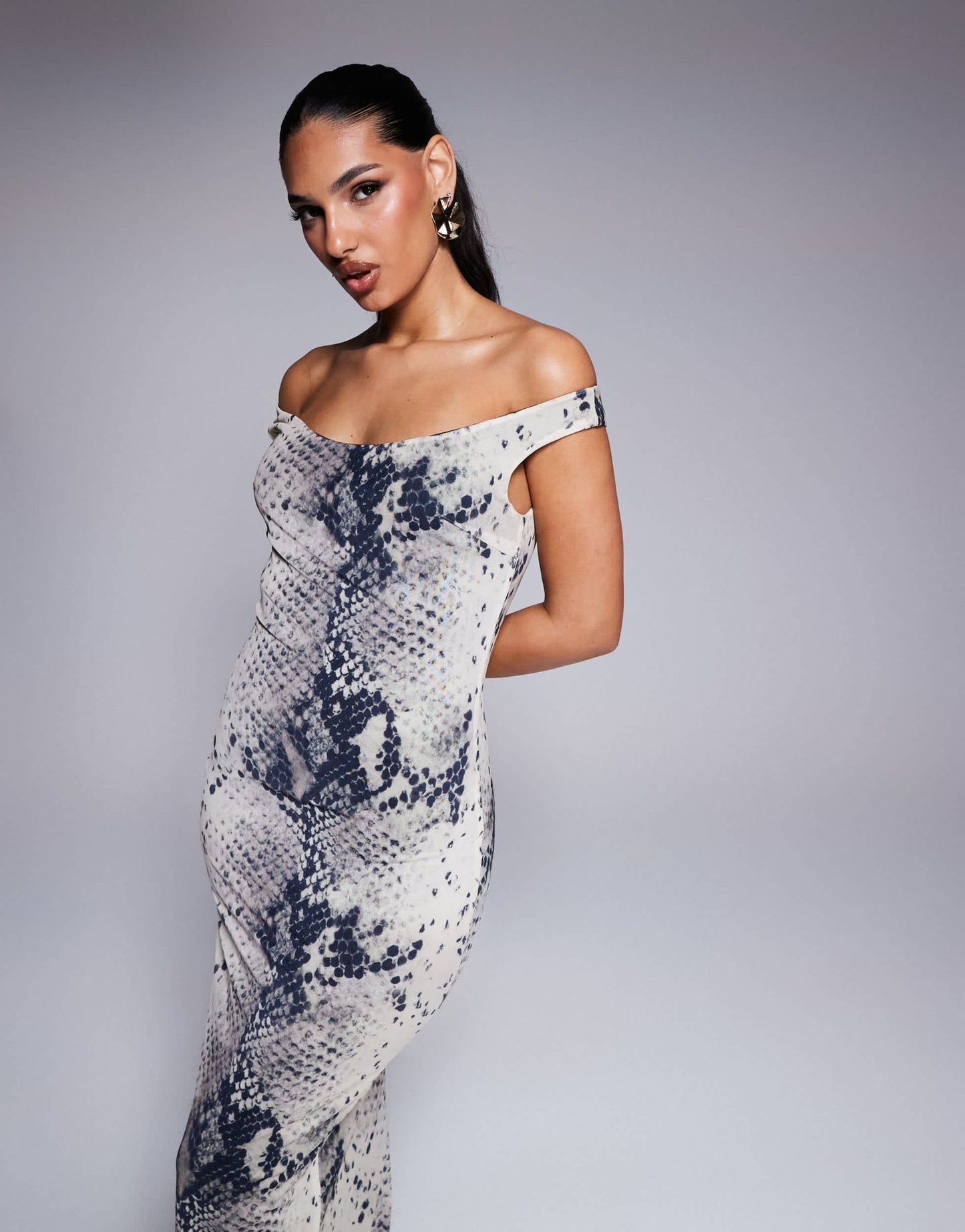 Murci off shoulder bodycon maxi dress in grey snake print - ASOS Sample Sale EU Store