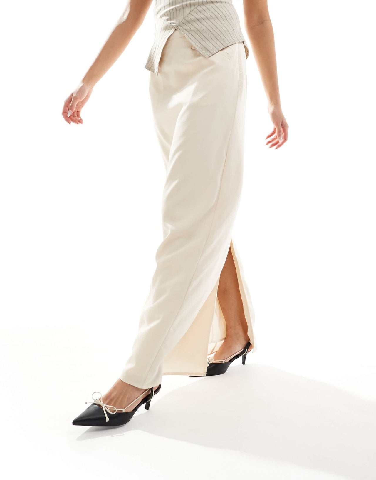 NA - KD x Laura Jane Stone maxi skirt with front pockets and back split detail in beige - ASOS Sample Sale EU Store