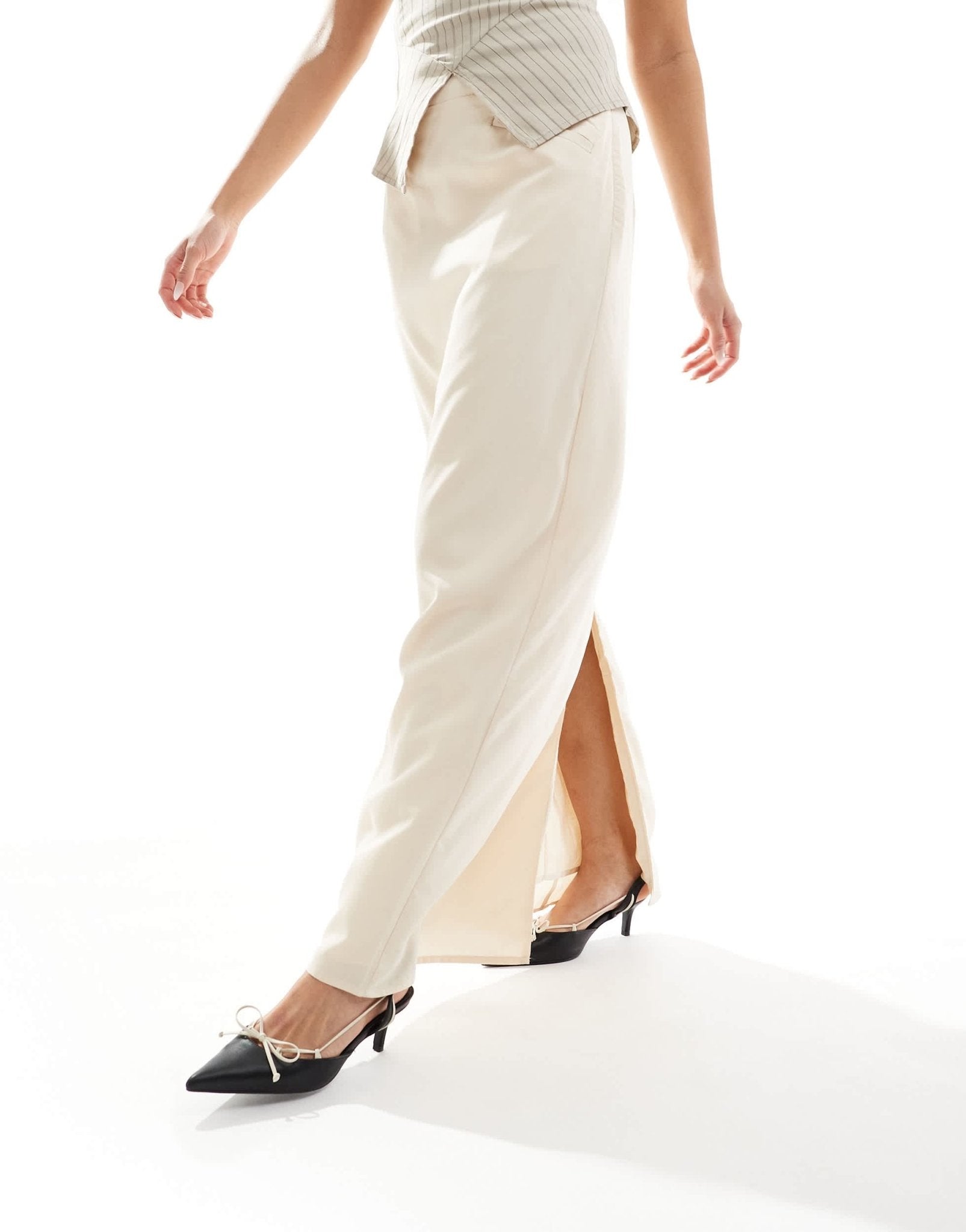 NA - KD x Laura Jane Stone maxi skirt with front pockets and back split detail in beige - ASOS Sample Sale EU Store