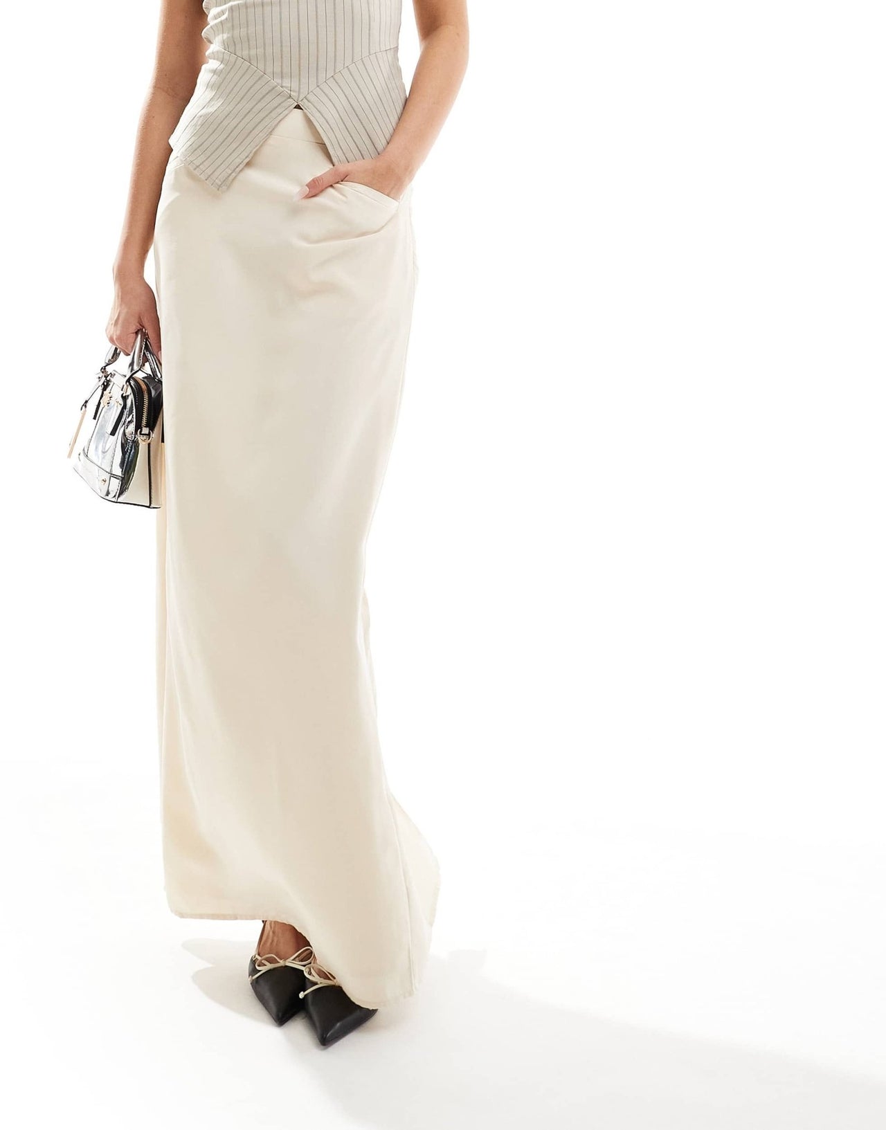 NA - KD x Laura Jane Stone maxi skirt with front pockets and back split detail in beige - ASOS Sample Sale EU Store
