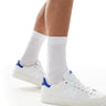 New Balance 100 trainers in white and blue