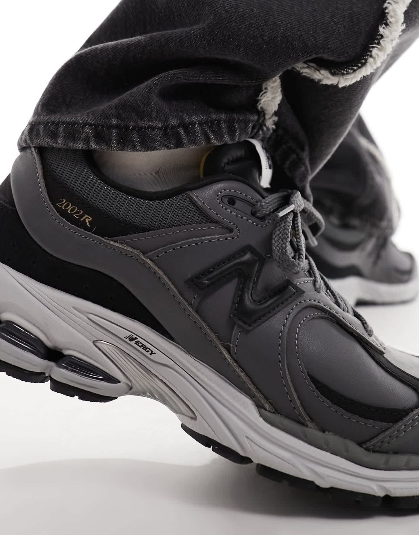 New Balance 2002 trainers in grey - ASOS Sample Sale EU Store
