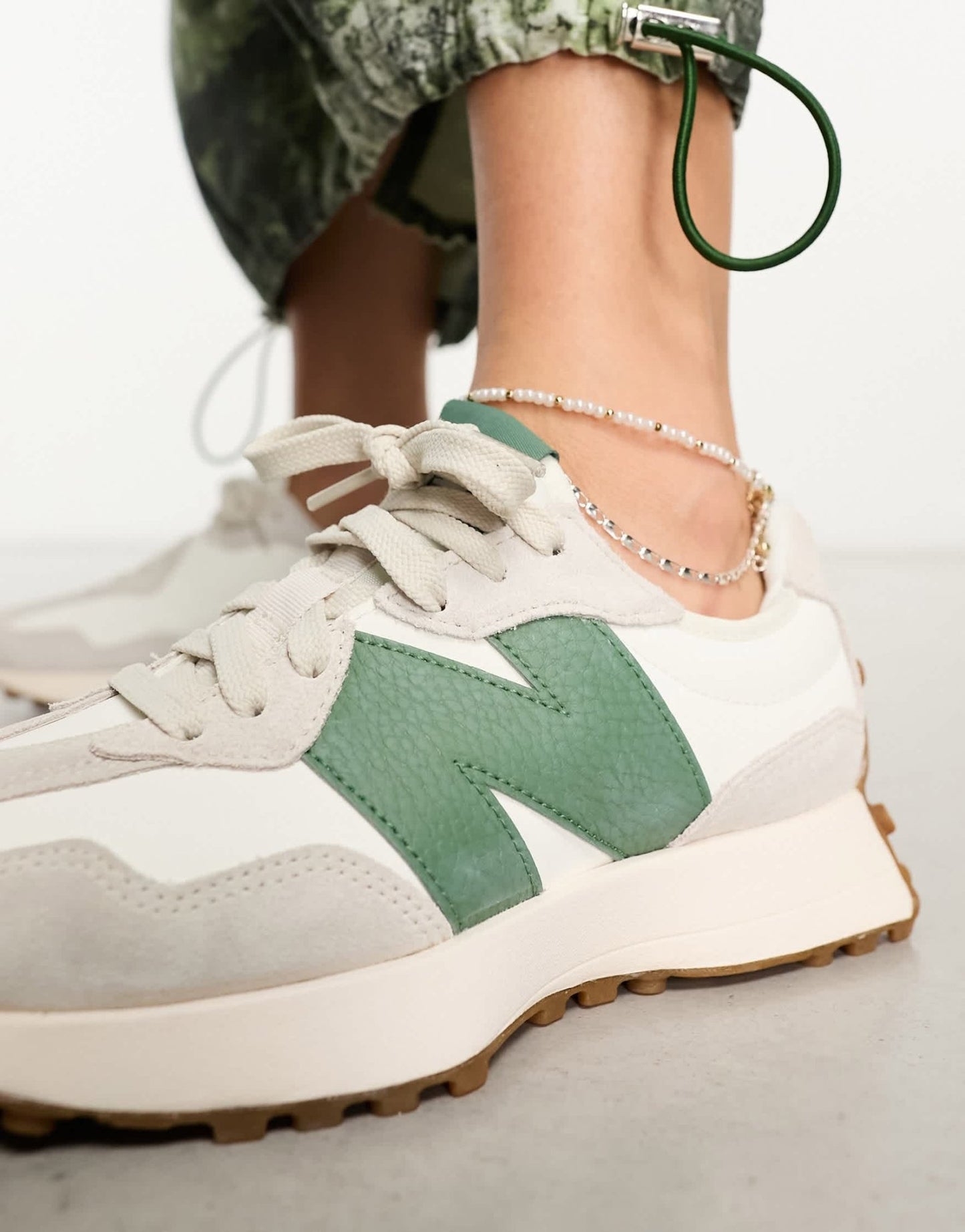New Balance 327 trainers in white & green - ASOS Sample Sale EU Store