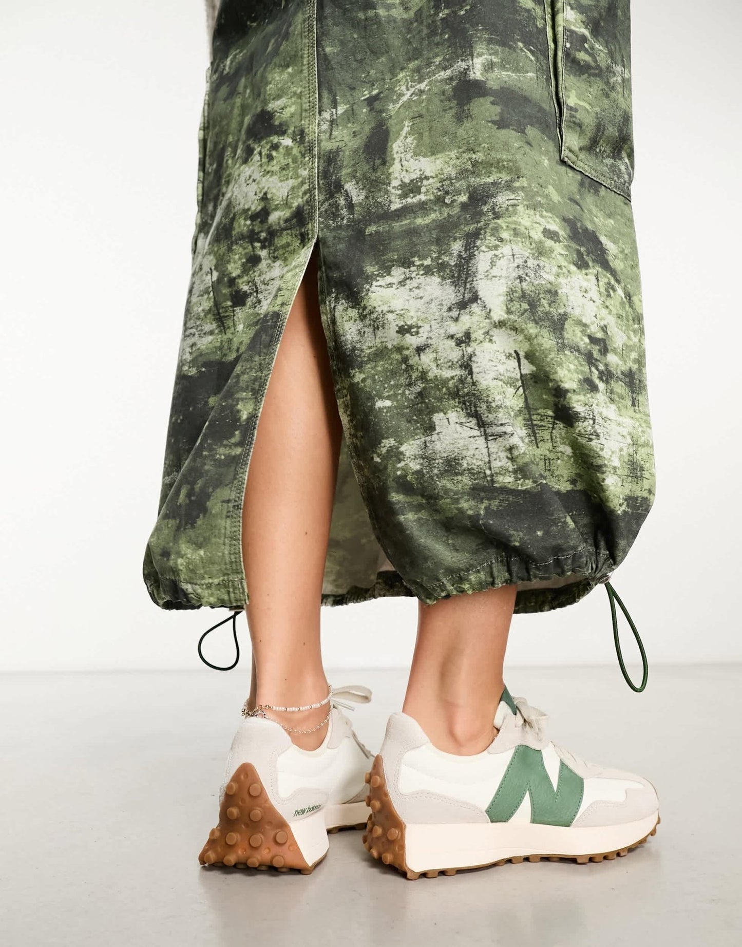 New Balance 327 trainers in white & green - ASOS Sample Sale EU Store
