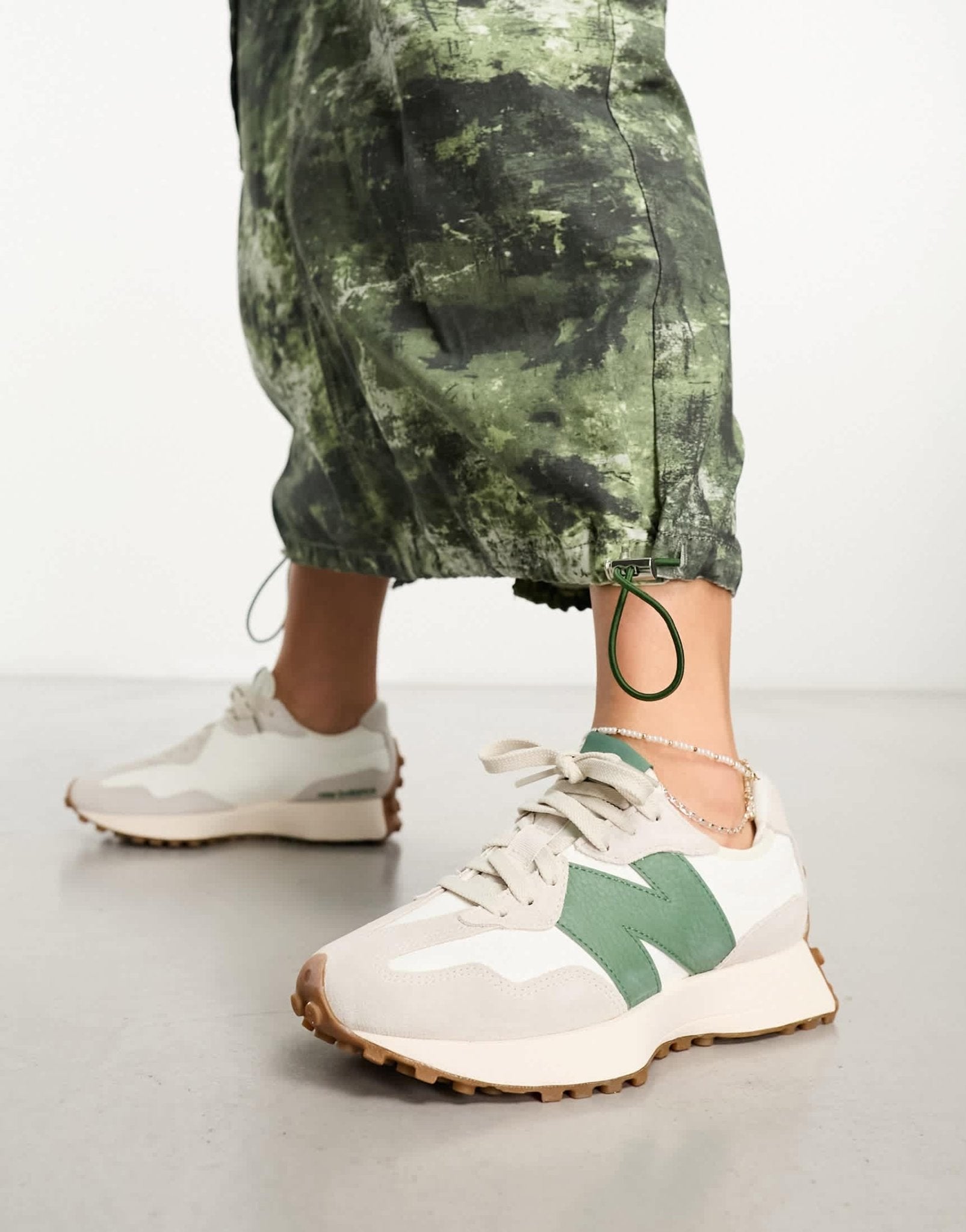 New Balance 327 trainers in white & green - ASOS Sample Sale EU Store