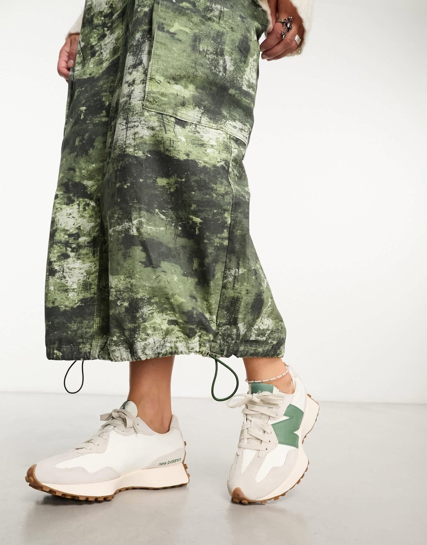New Balance 327 trainers in white & green - ASOS Sample Sale EU Store