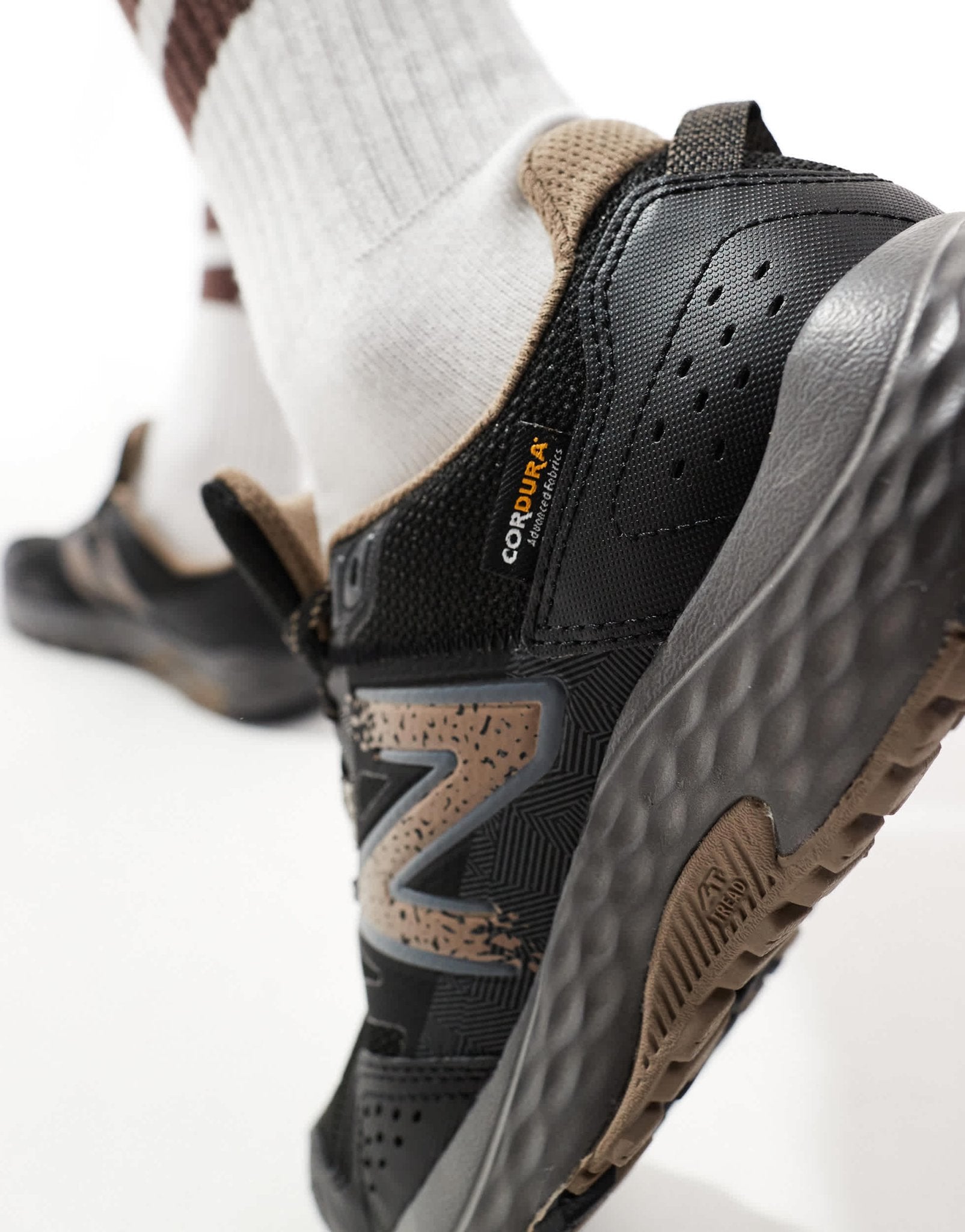 New Balance 410 running trainers in black - ASOS Sample Sale EU Store