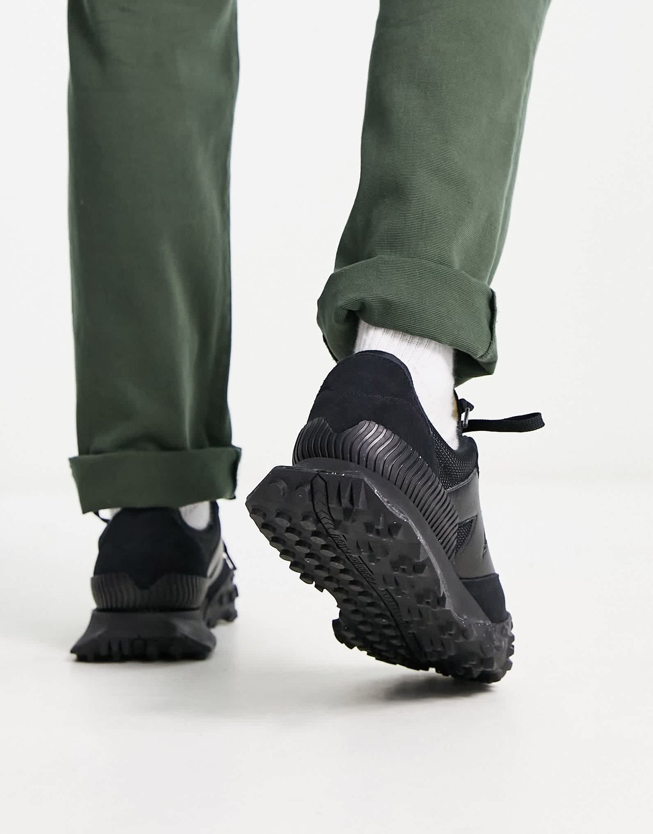 New Balance XC72 trainers in triple black - ASOS Sample Sale EU Store