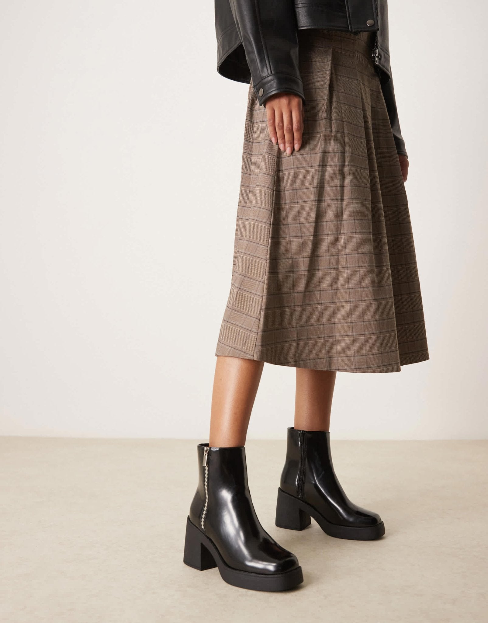 New Look chunky mid heeled ankle boot in black - ASOS Sample Sale EU Store