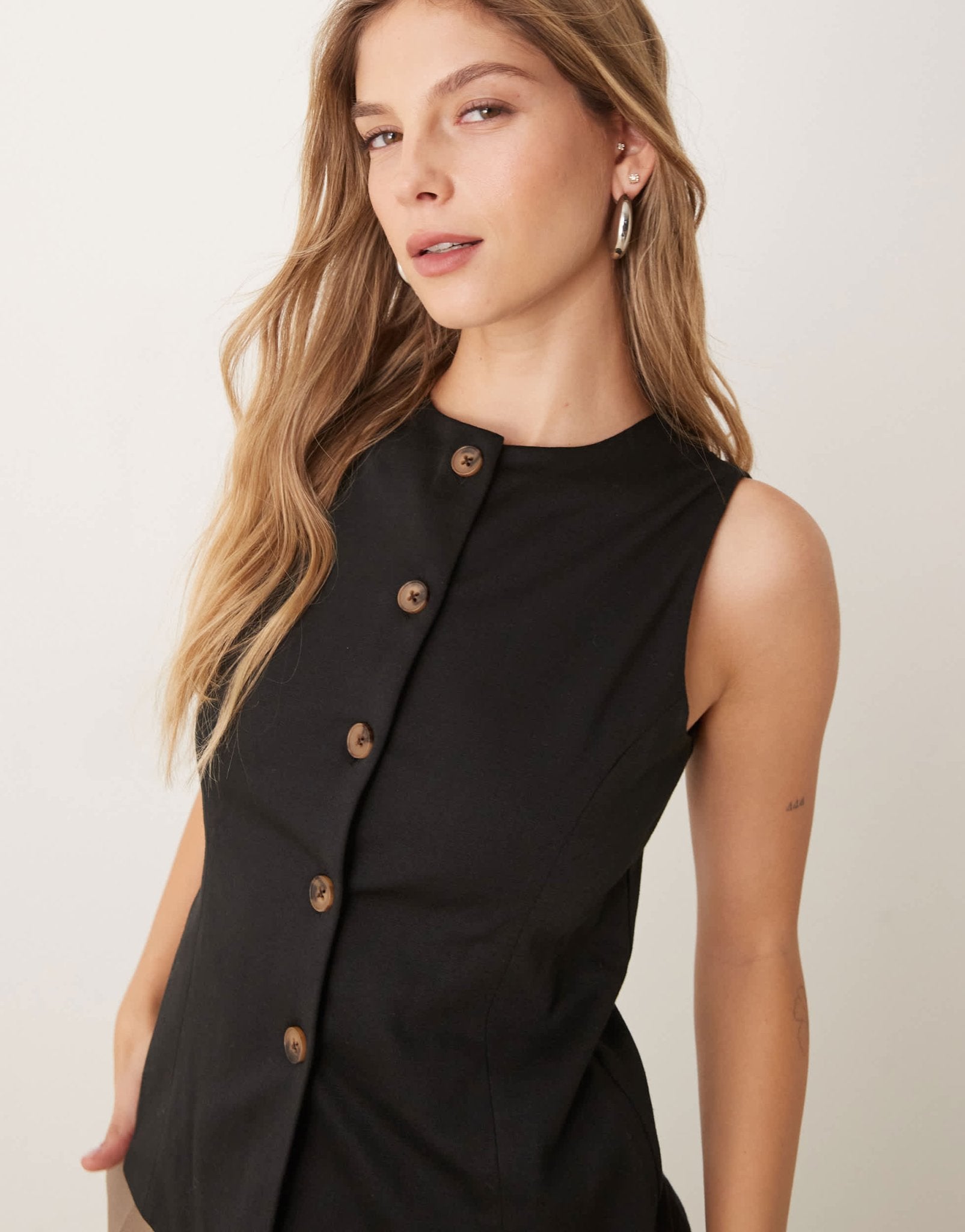 New Look crew neck waistcoat in black - ASOS Sample Sale EU Store