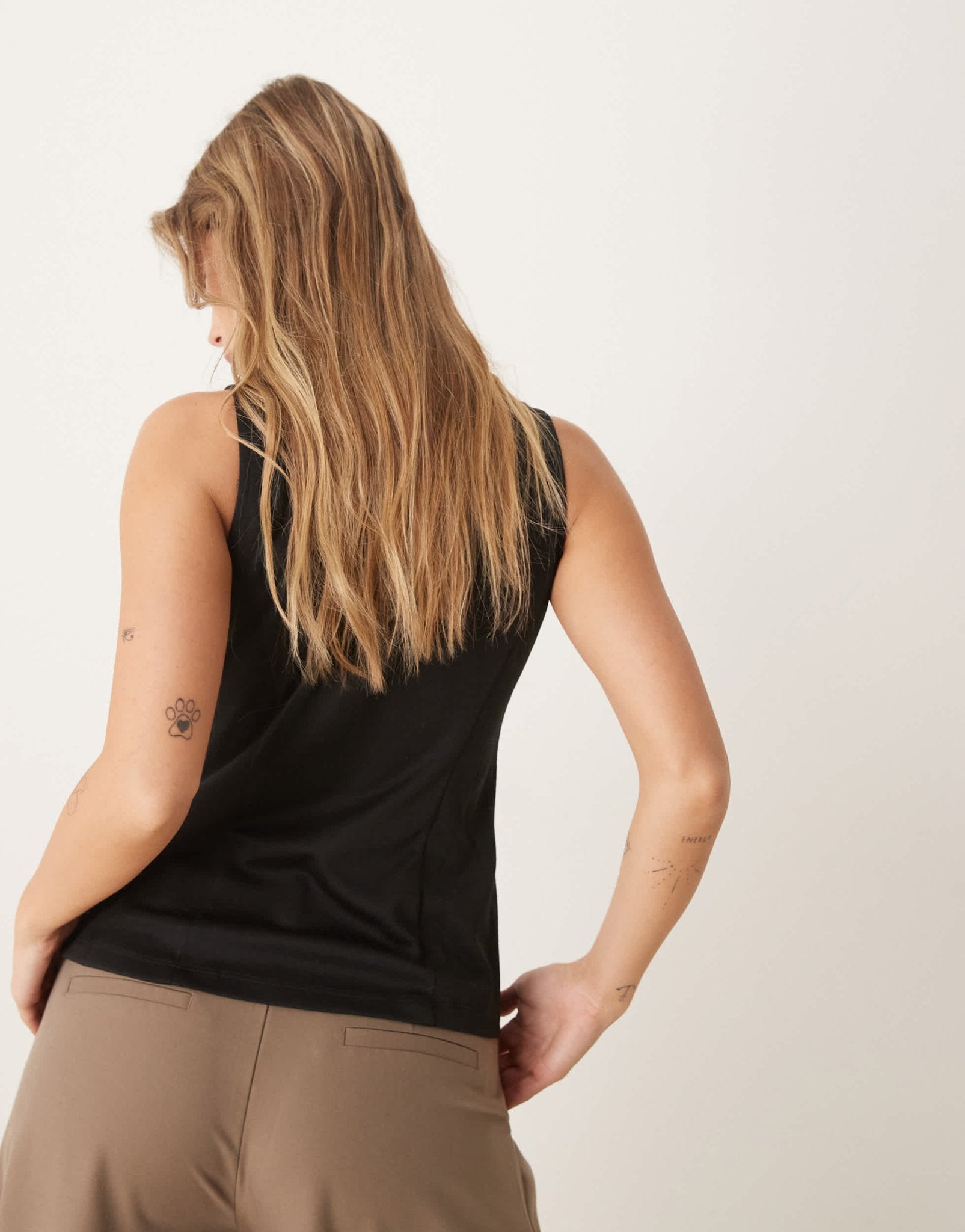 New Look crew neck waistcoat in black - ASOS Sample Sale EU Store