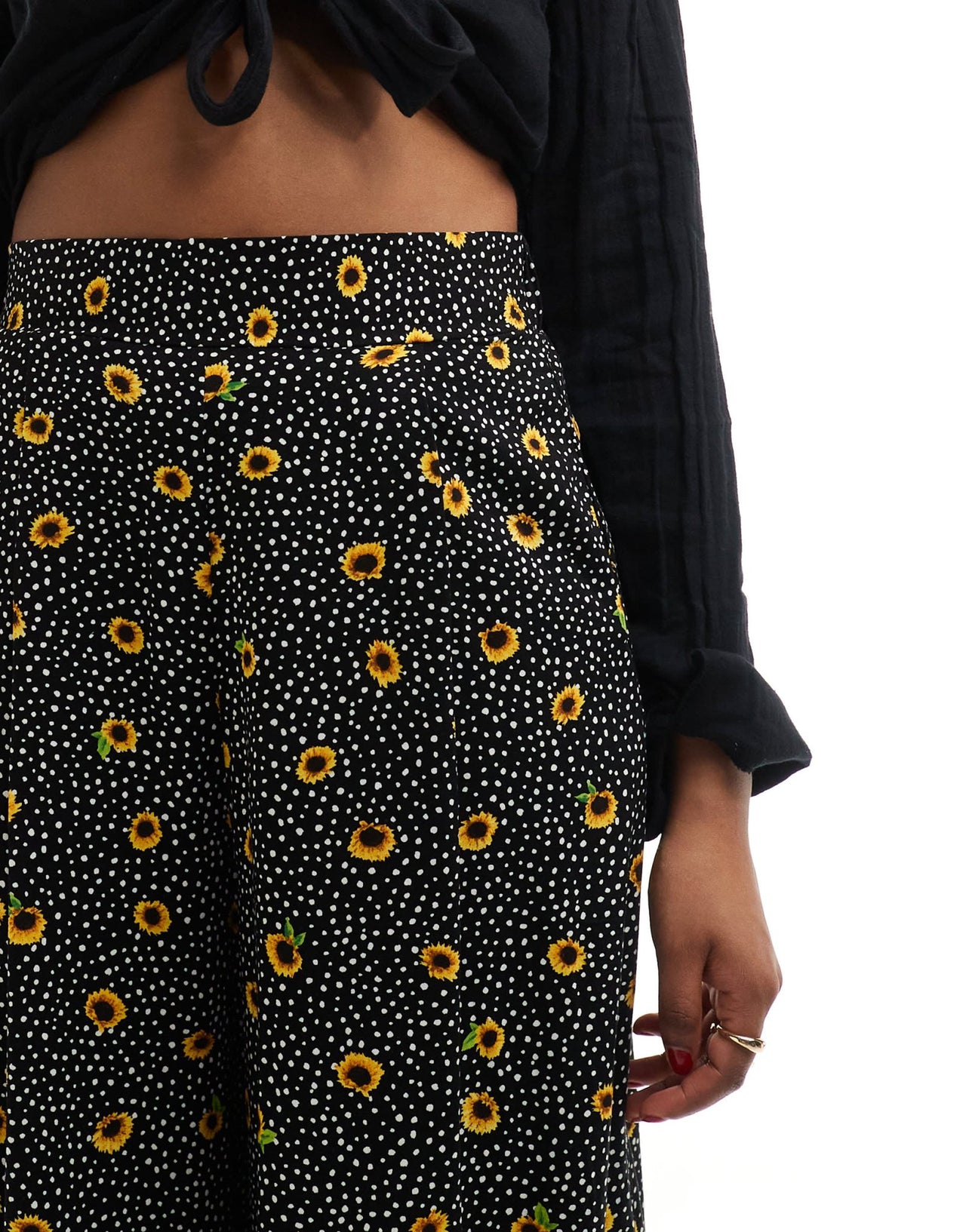 New Look ditsy cropped trousers in black - ASOS Sample Sale EU Store