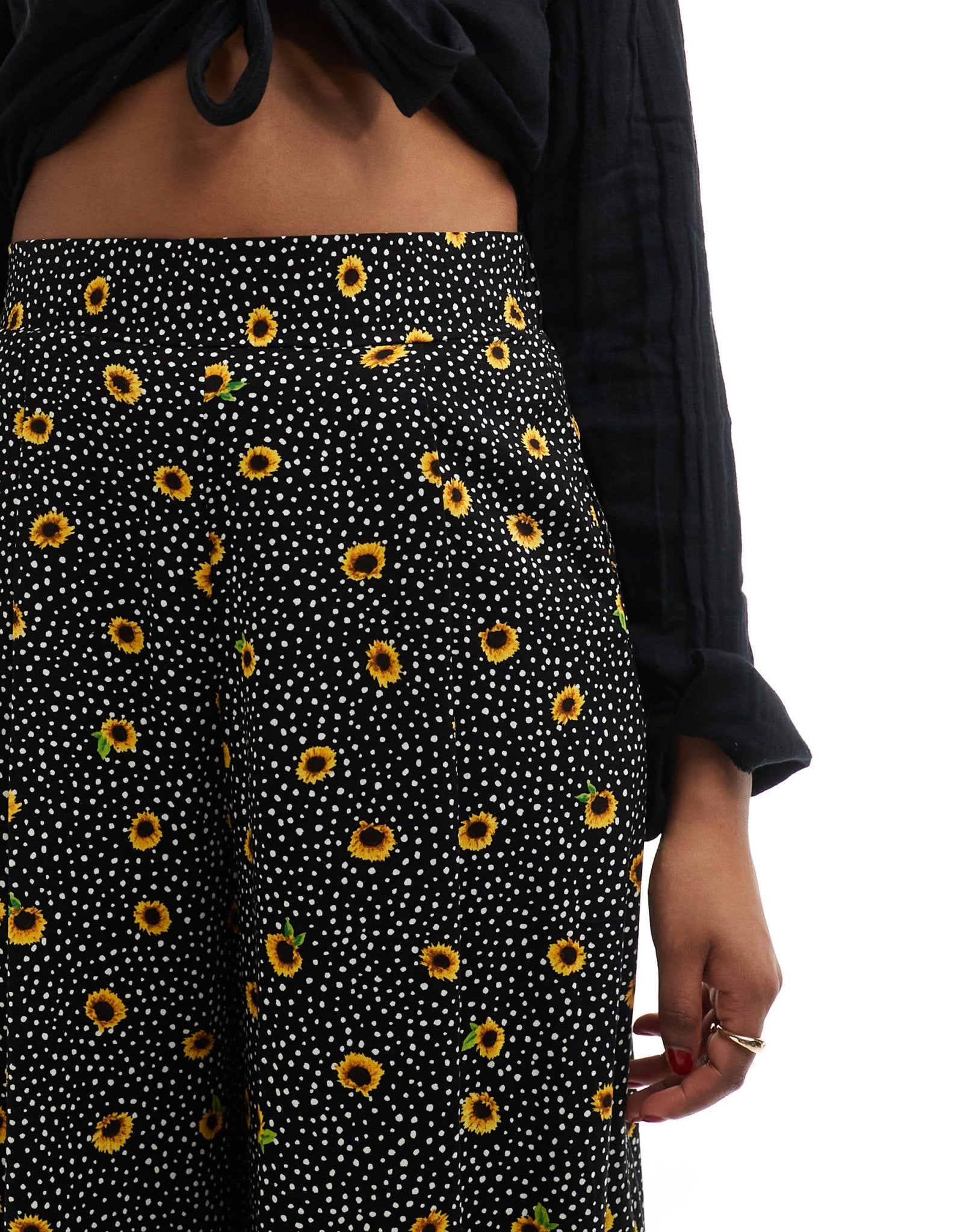 New Look ditsy cropped trousers in black - ASOS Sample Sale EU Store