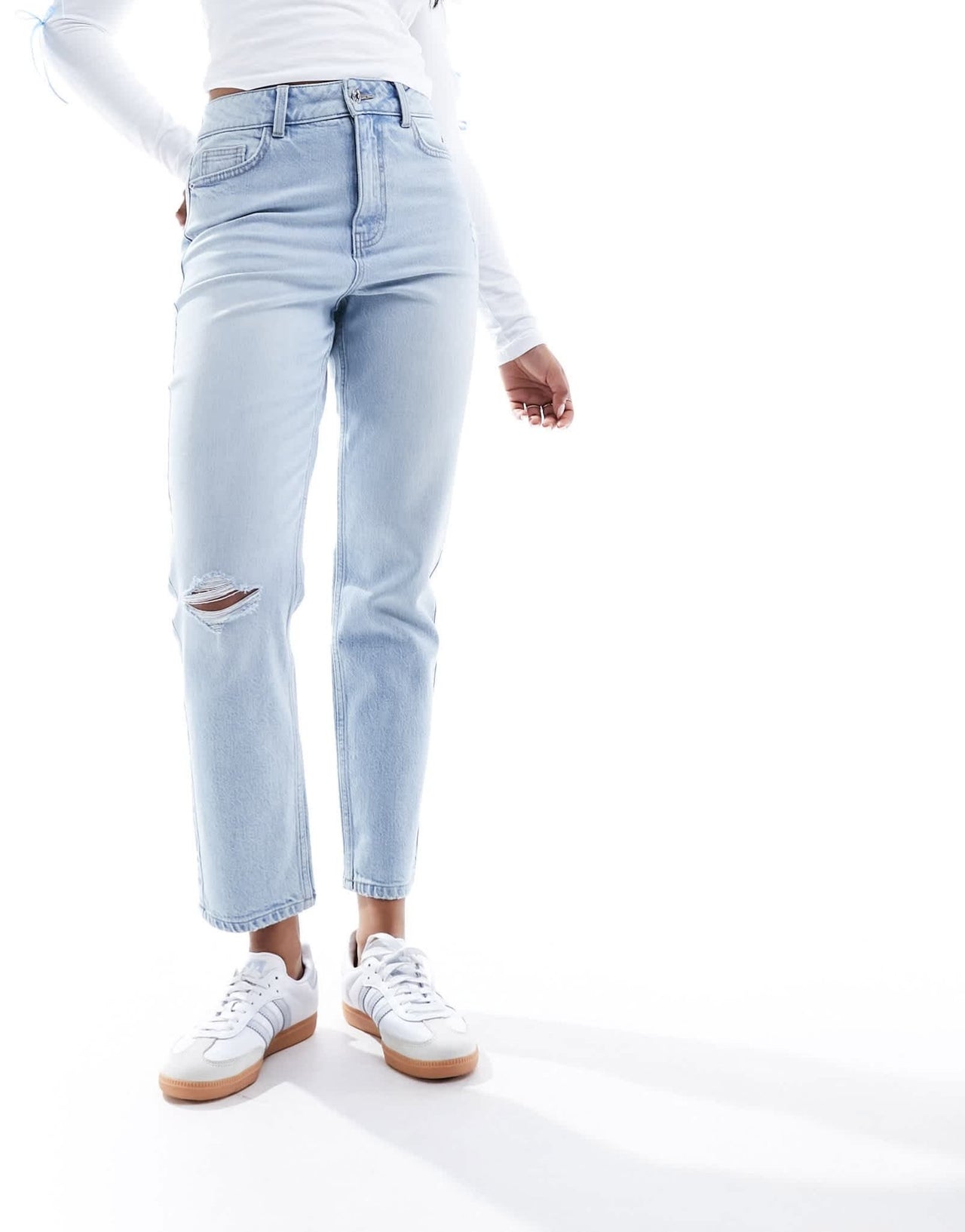 New Look ripped knee mom jean in light blue wash - ASOS Sample Sale EU Store