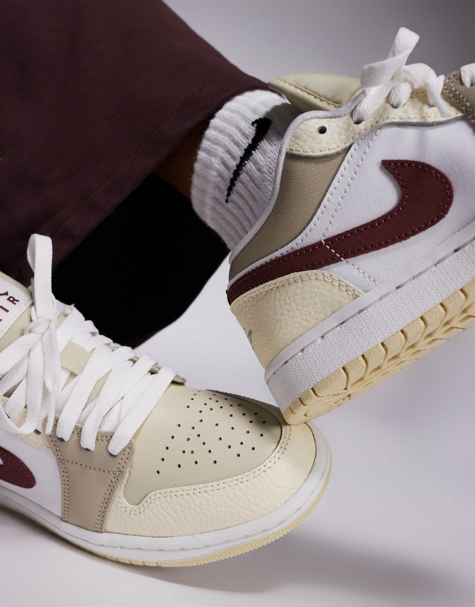 Nike Air Jordan 1 Low SE trainers in white and brown - ASOS Sample Sale EU Store