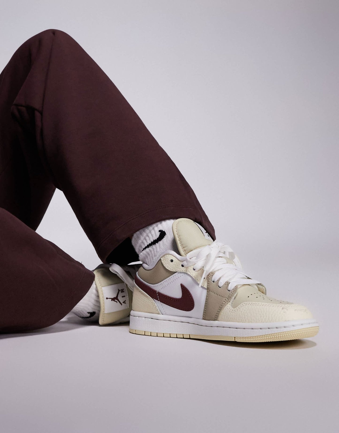 Nike Air Jordan 1 Low SE trainers in white and brown - ASOS Sample Sale EU Store