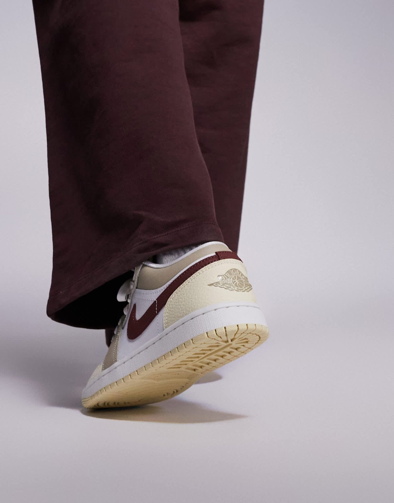 Nike Air Jordan 1 Low SE trainers in white and brown - ASOS Sample Sale EU Store