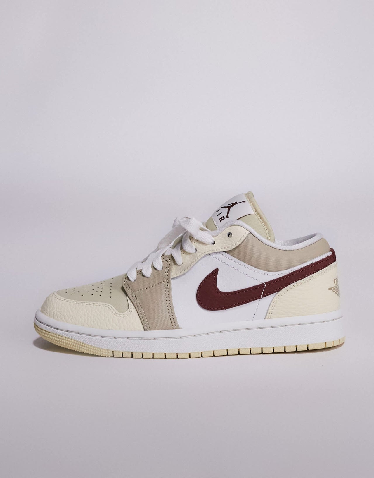 Nike Air Jordan 1 Low SE trainers in white and brown - ASOS Sample Sale EU Store