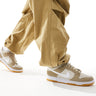 Baskets basses Nike Dunk en crème et marron orewood
