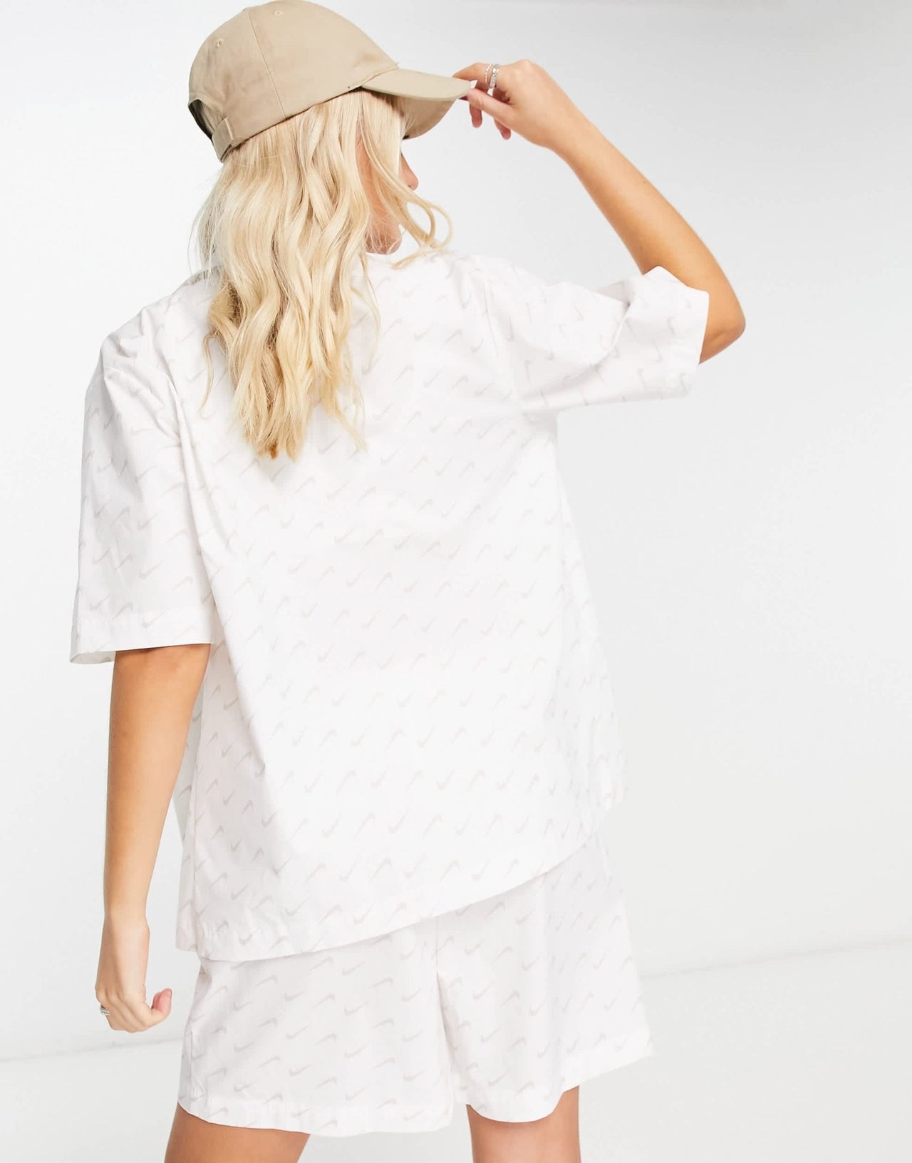 Nike Everyday Modern AOP logo shirt in sail white - ASOS Sample Sale EU Store