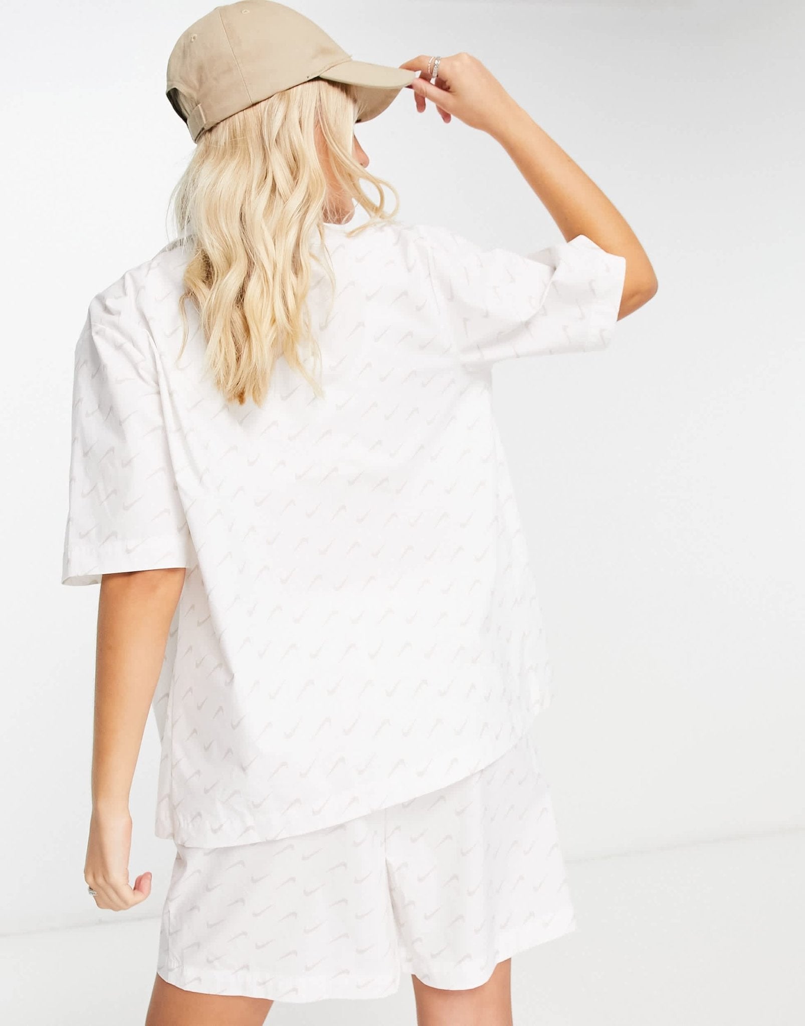 Nike Everyday Modern AOP logo shirt in sail white - ASOS Sample Sale EU Store