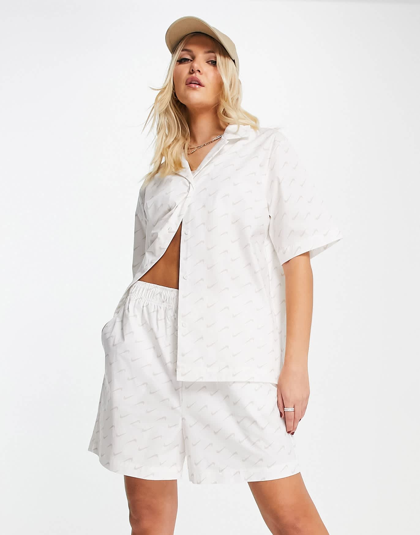 Nike Everyday Modern AOP logo shirt in sail white - ASOS Sample Sale EU Store