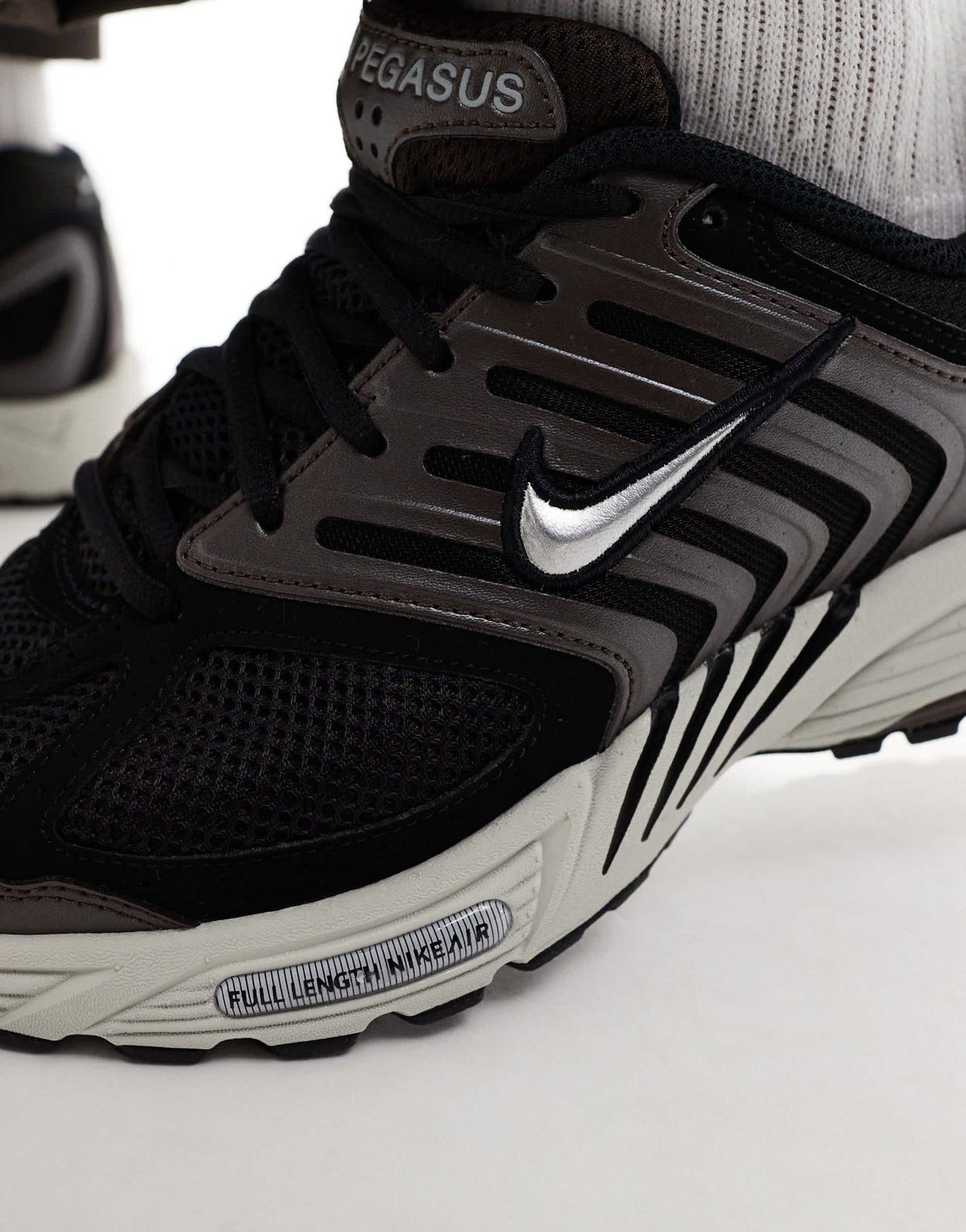 Nike Pegasus 2005 trainers in brown and metallic silver - ASOS Sample Sale EU Store