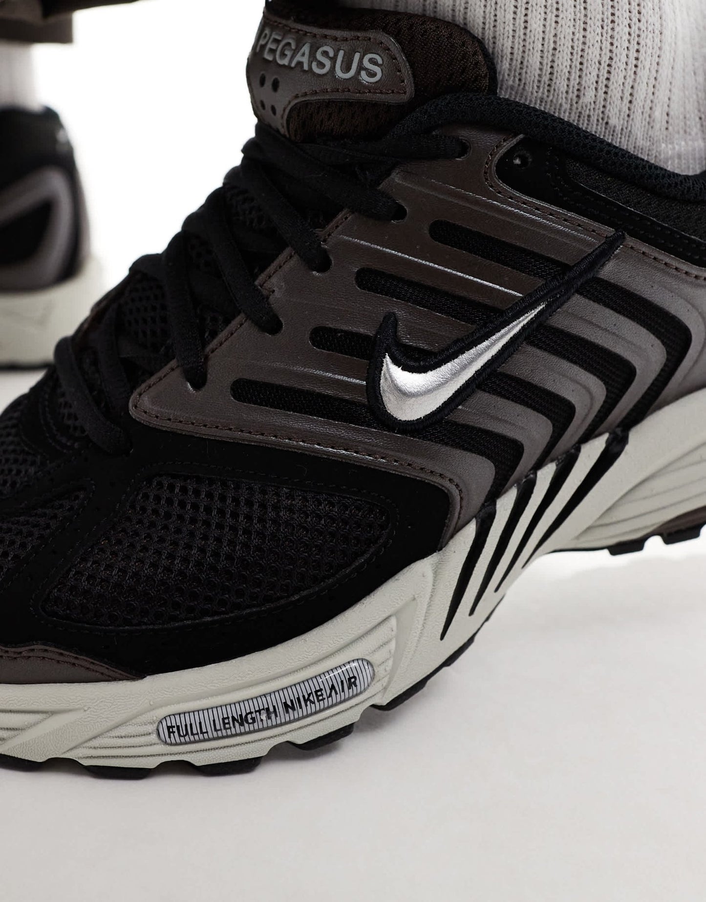 Nike Pegasus 2005 trainers in brown and metallic silver - ASOS Sample Sale EU Store