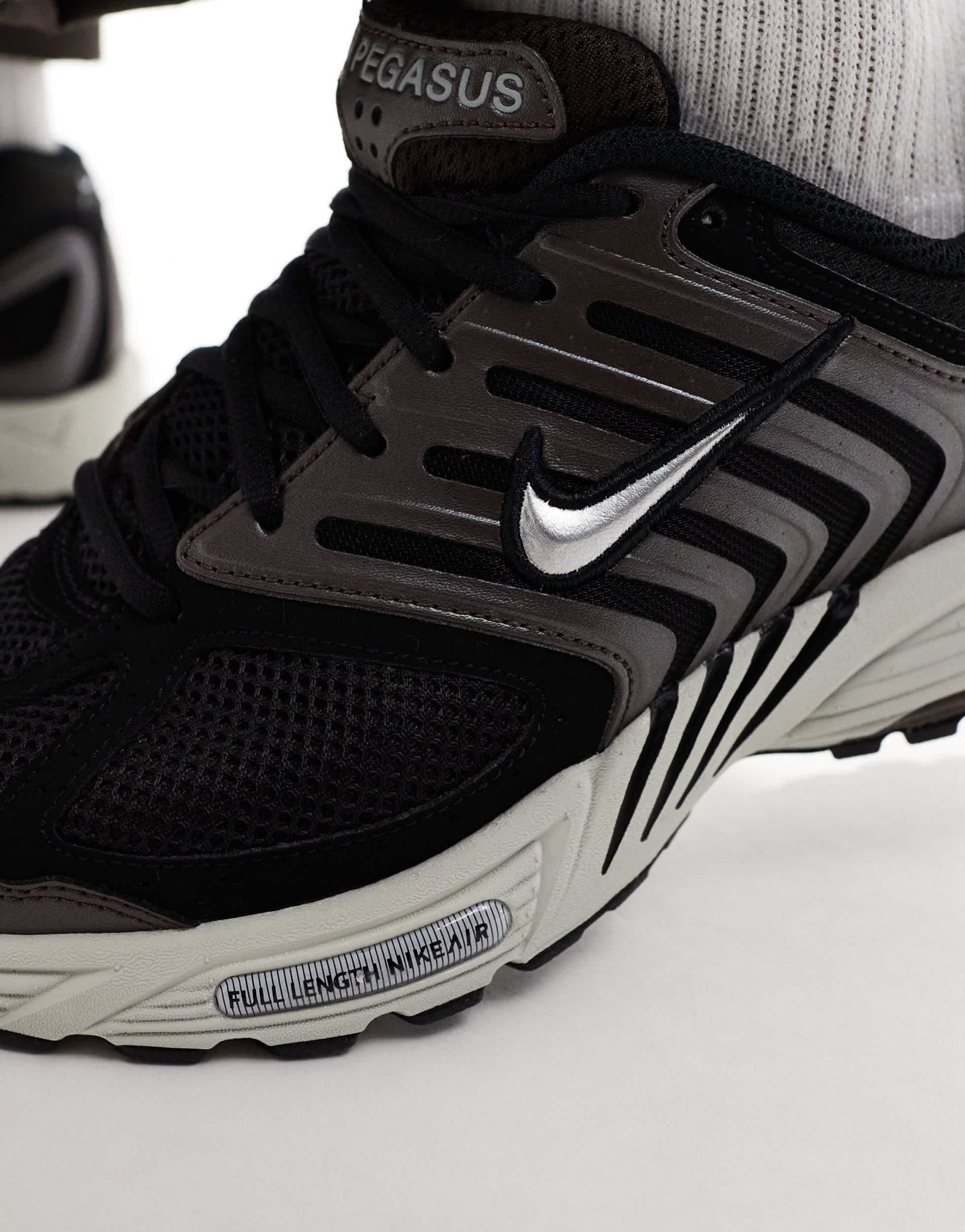 Nike Pegasus 2005 trainers in brown and metallic silver - ASOS Sample Sale EU Store