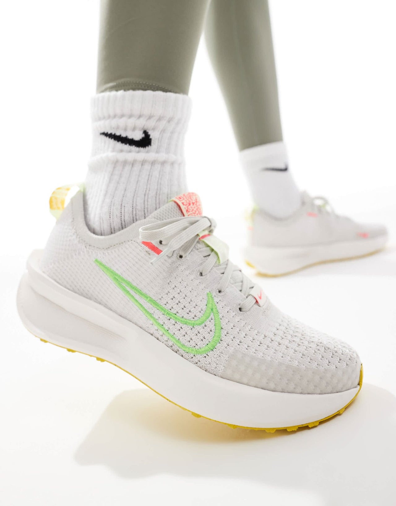 Nike Running Interact Run trainers in grey and white - ASOS Sample Sale EU Store