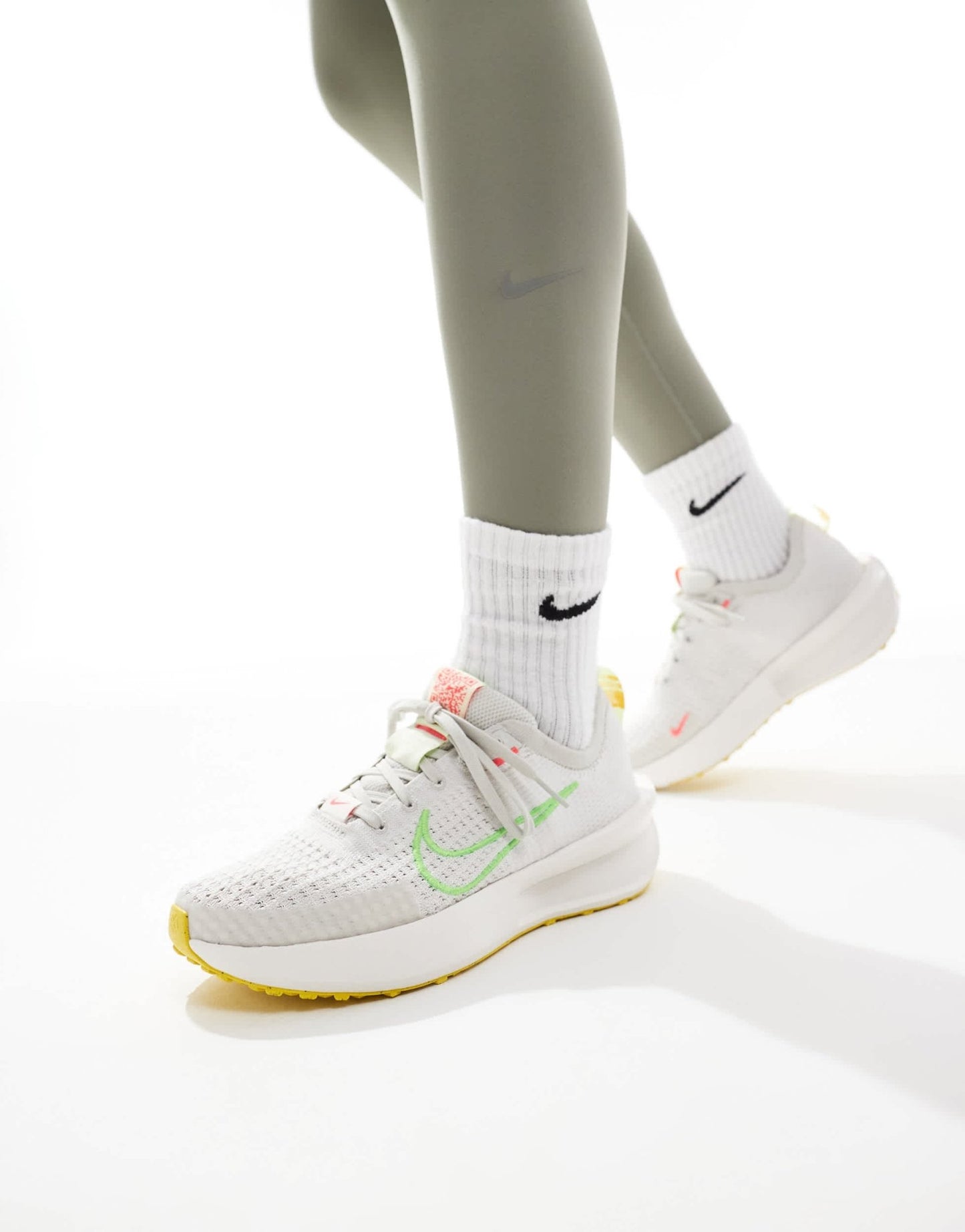 Nike Running Interact Run trainers in grey and white - ASOS Sample Sale EU Store
