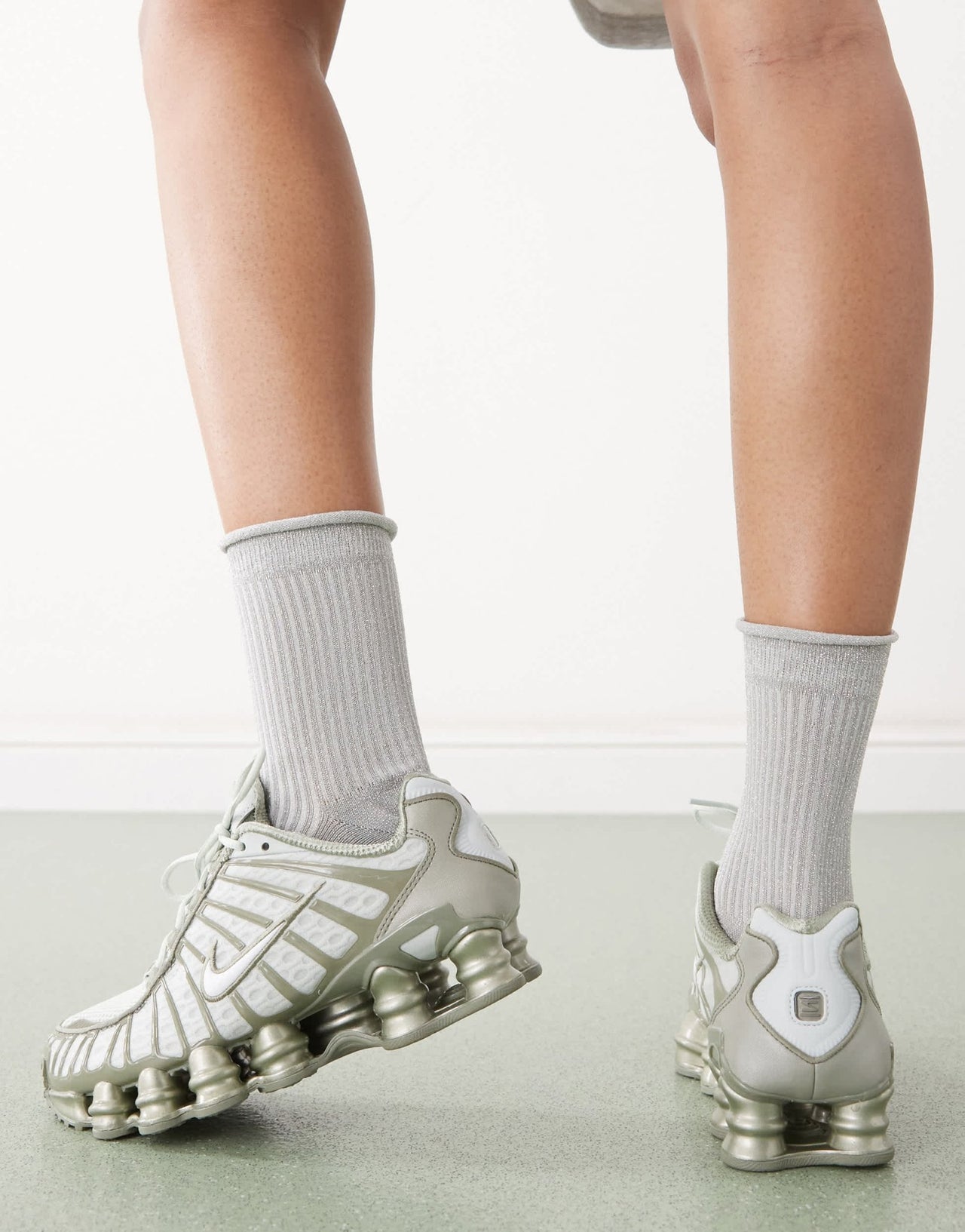 Nike Shox TL trainers in green - ASOS Sample Sale EU Store