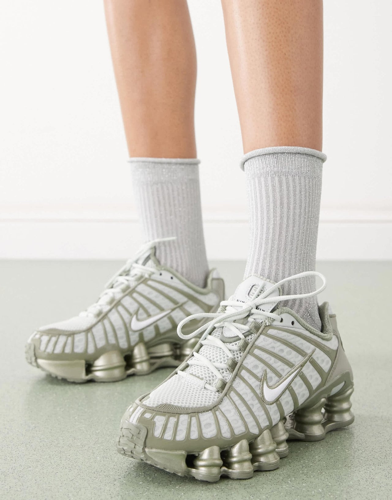 Nike Shox TL trainers in green - ASOS Sample Sale EU Store