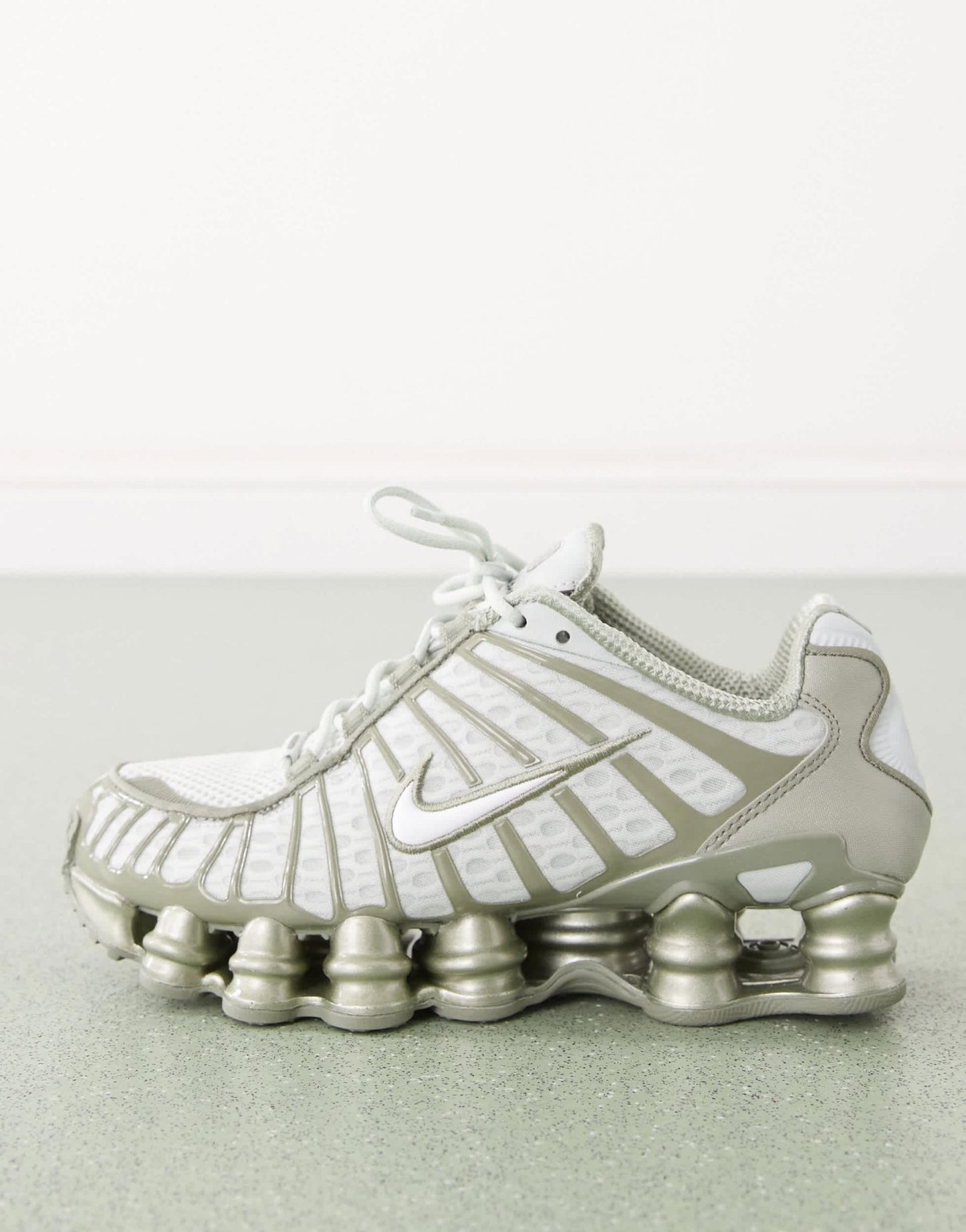 Nike Shox TL trainers in green - ASOS Sample Sale EU Store