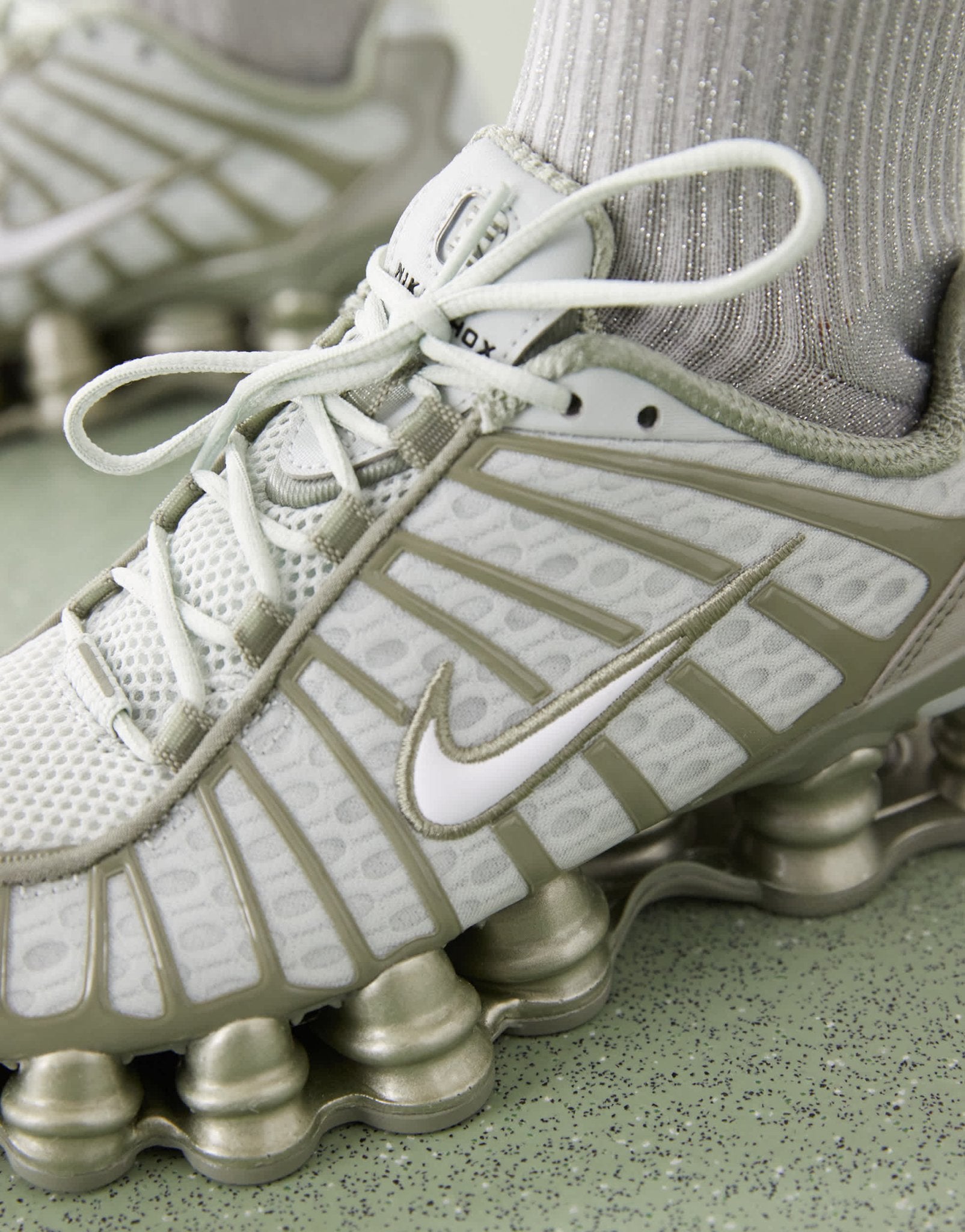 Nike Shox TL trainers in green - ASOS Sample Sale EU Store