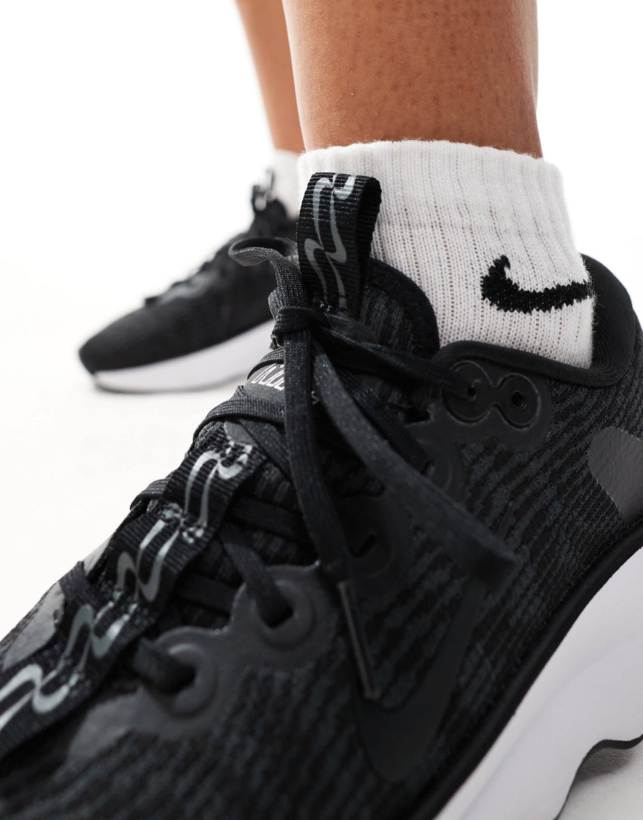 Nike Training Motiva trainers in black and white - ASOS Sample Sale EU Store