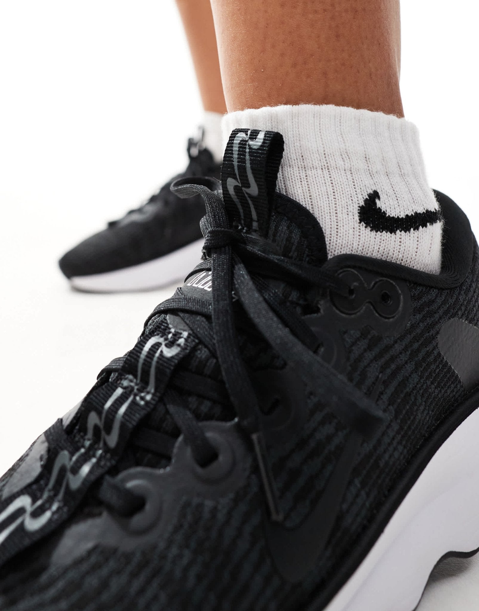 Nike Training Motiva trainers in black and white - ASOS Sample Sale EU Store