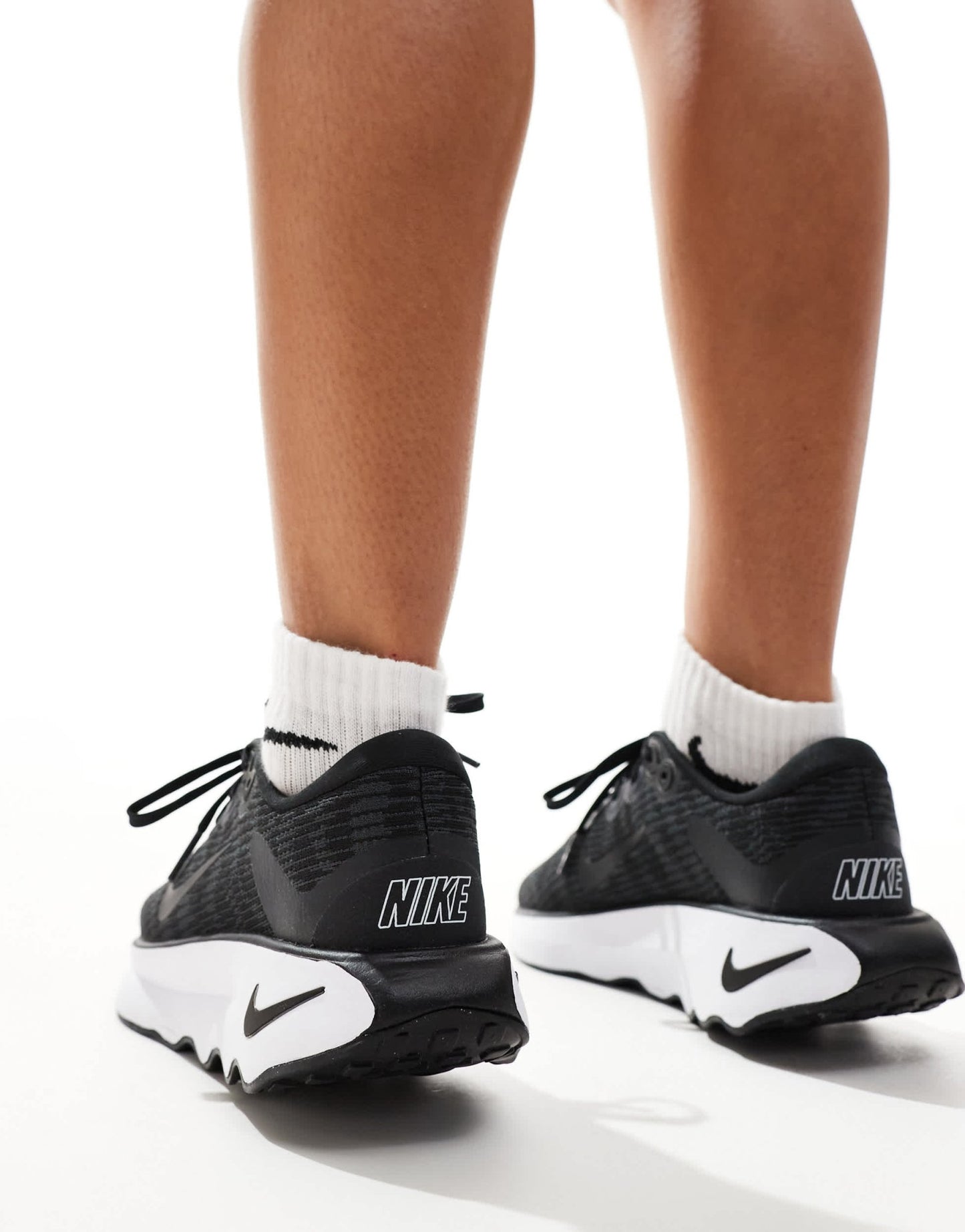 Nike Training Motiva trainers in black and white - ASOS Sample Sale EU Store