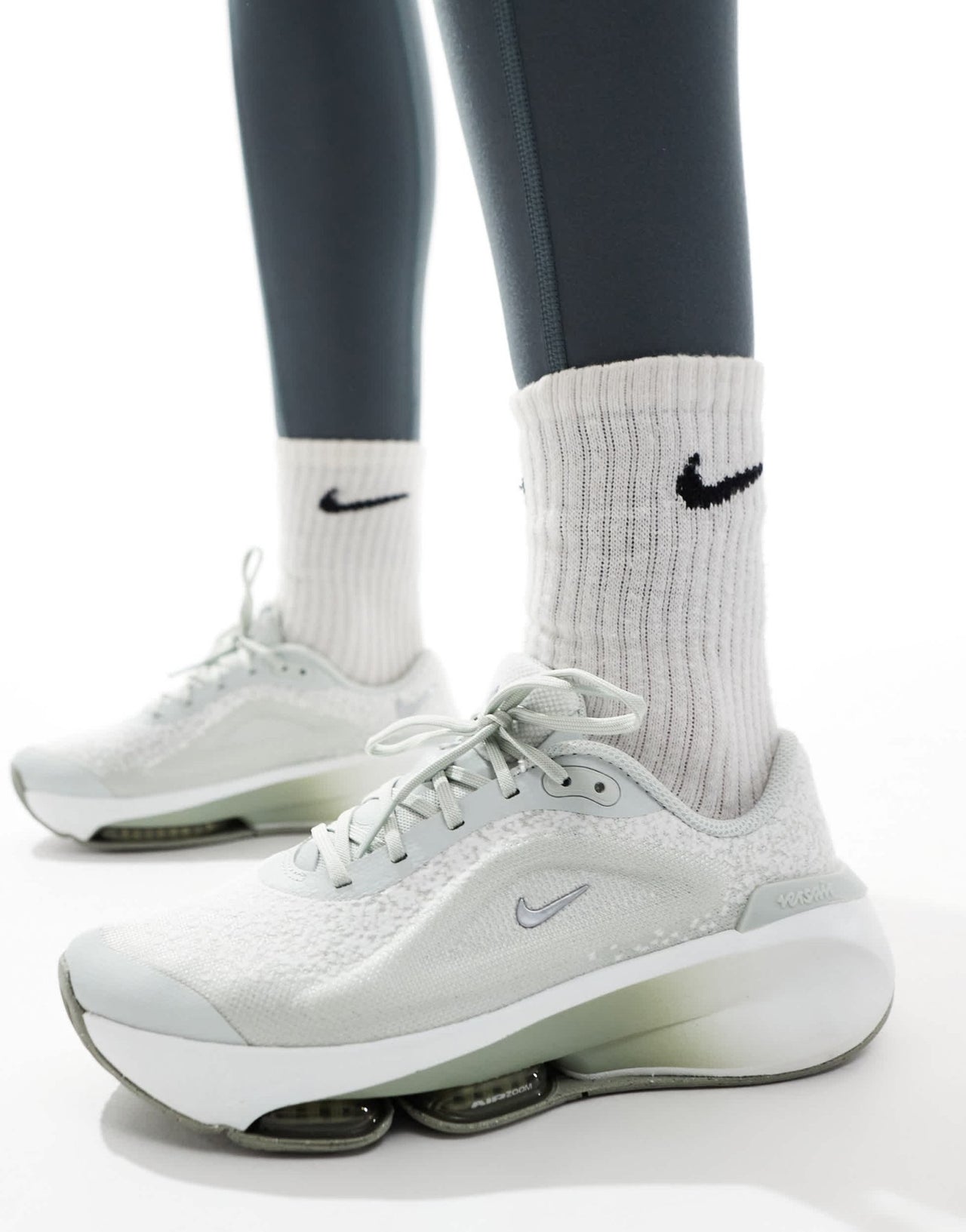 Nike Training Versair trainers in light grey - ASOS Sample Sale EU Store