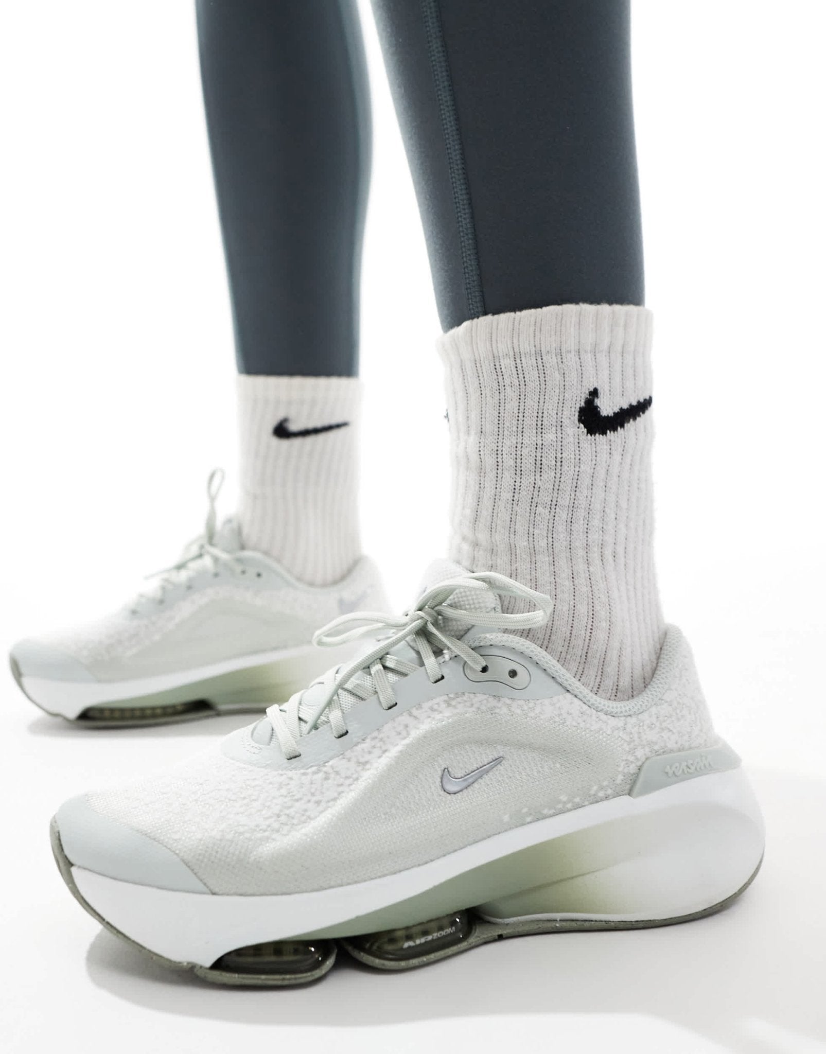 Nike Training Versair trainers in light grey - ASOS Sample Sale EU Store