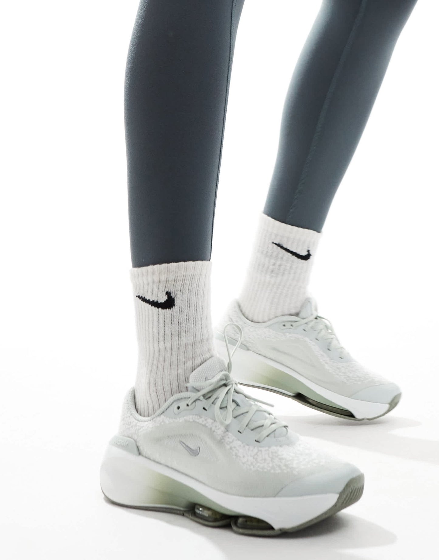 Nike Training Versair trainers in light grey - ASOS Sample Sale EU Store