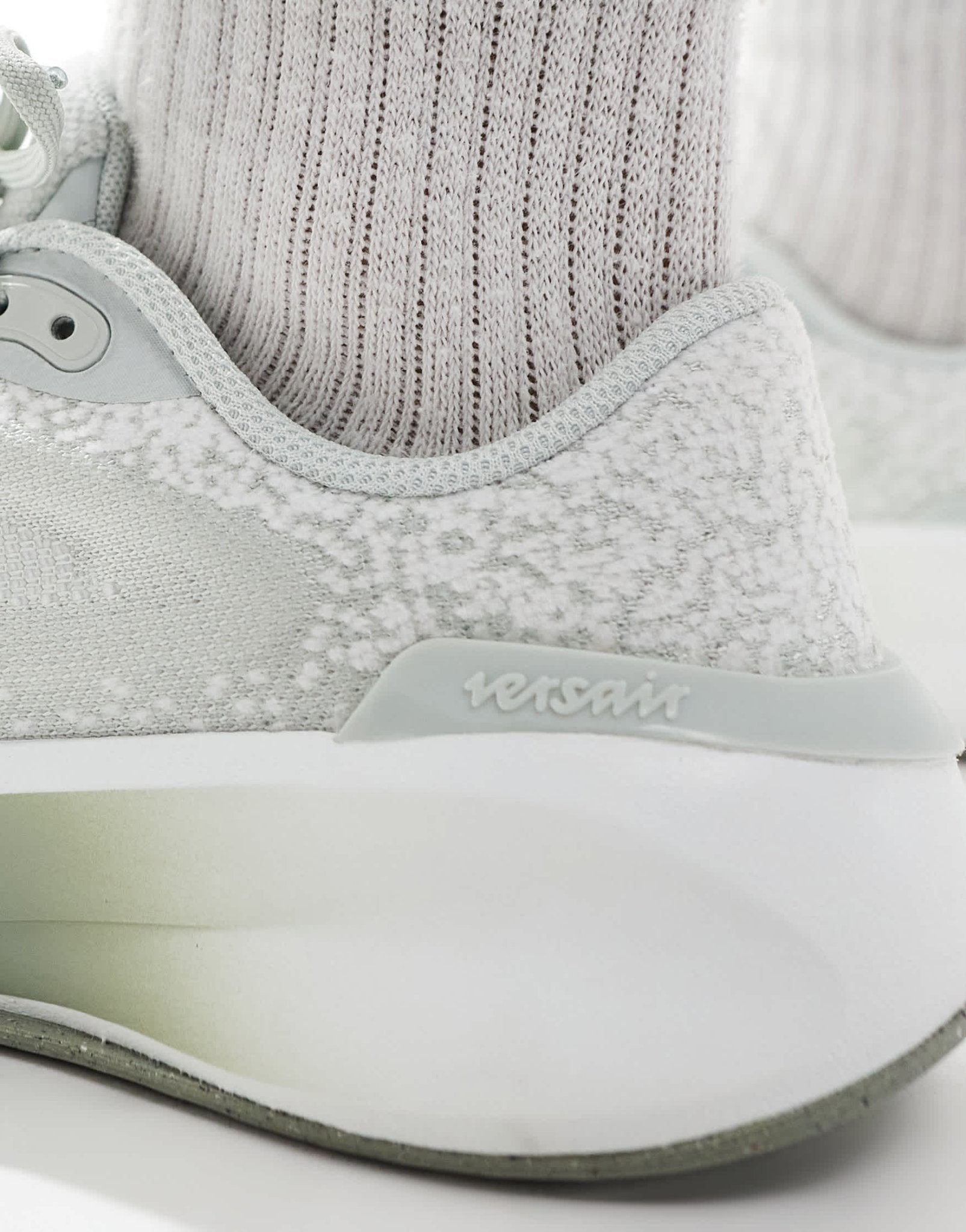 Nike Training Versair trainers in light grey - ASOS Sample Sale EU Store