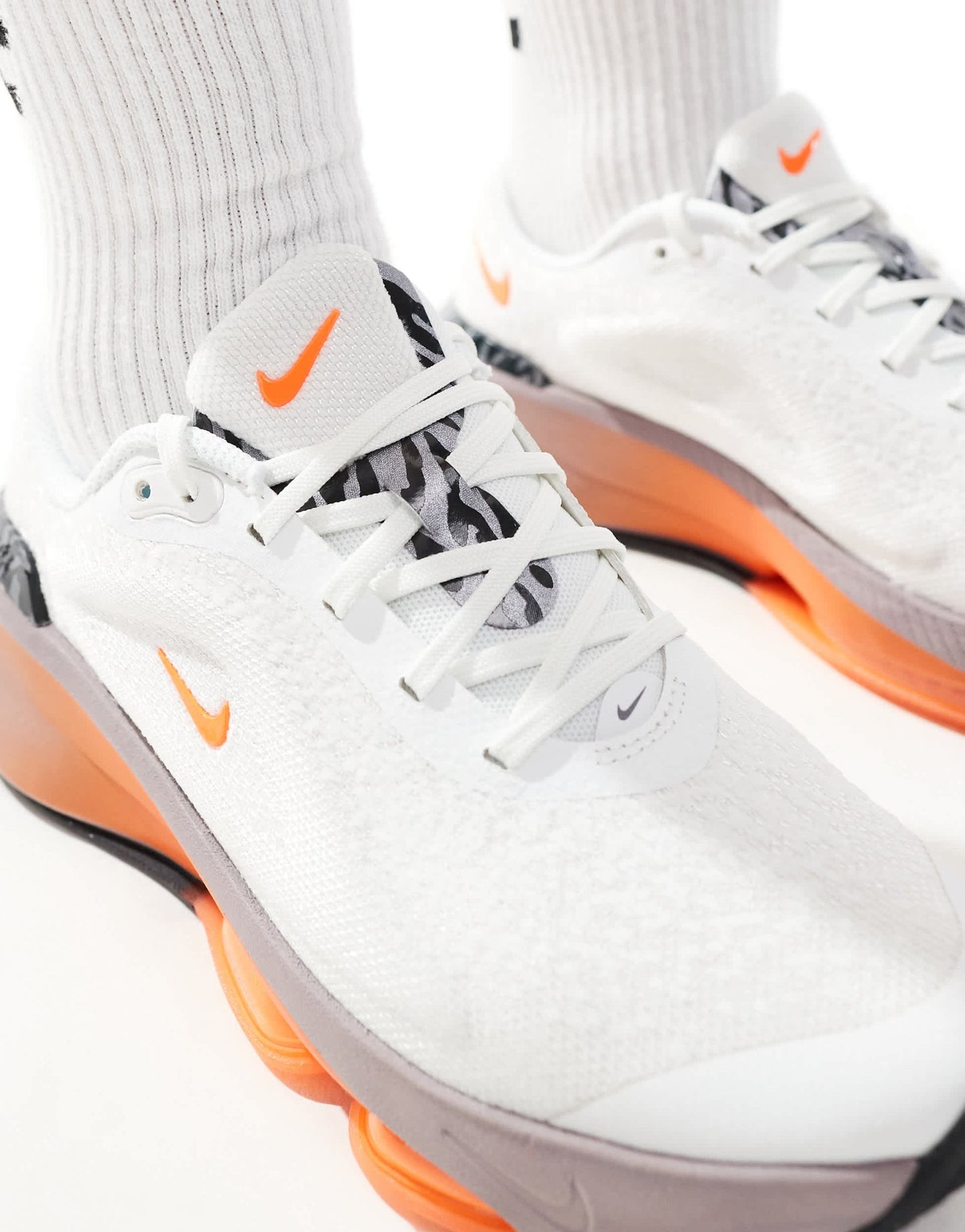 Nike Training Versair trainers in white and orange - ASOS Sample Sale EU Store