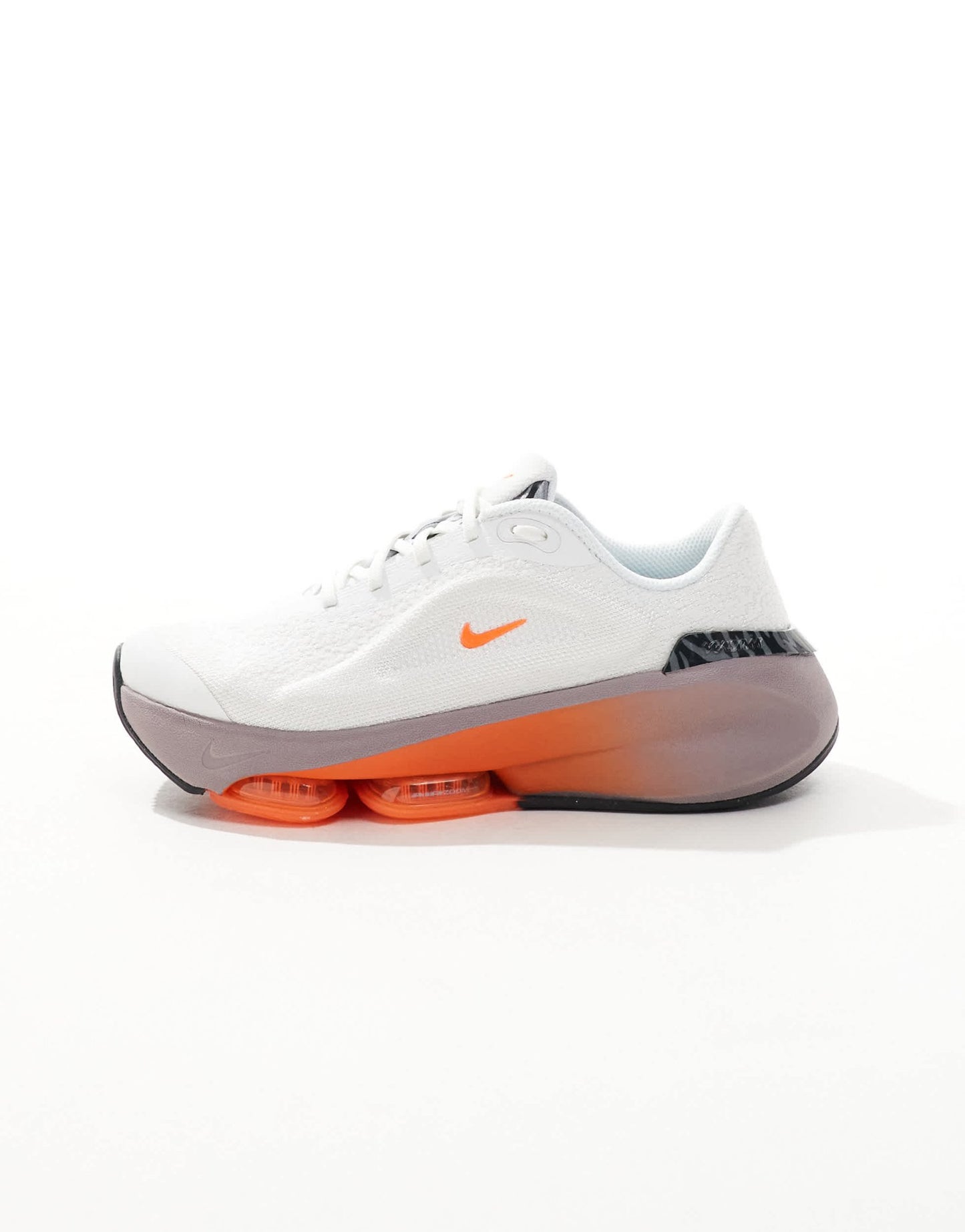 Nike Training Versair trainers in white and orange - ASOS Sample Sale EU Store