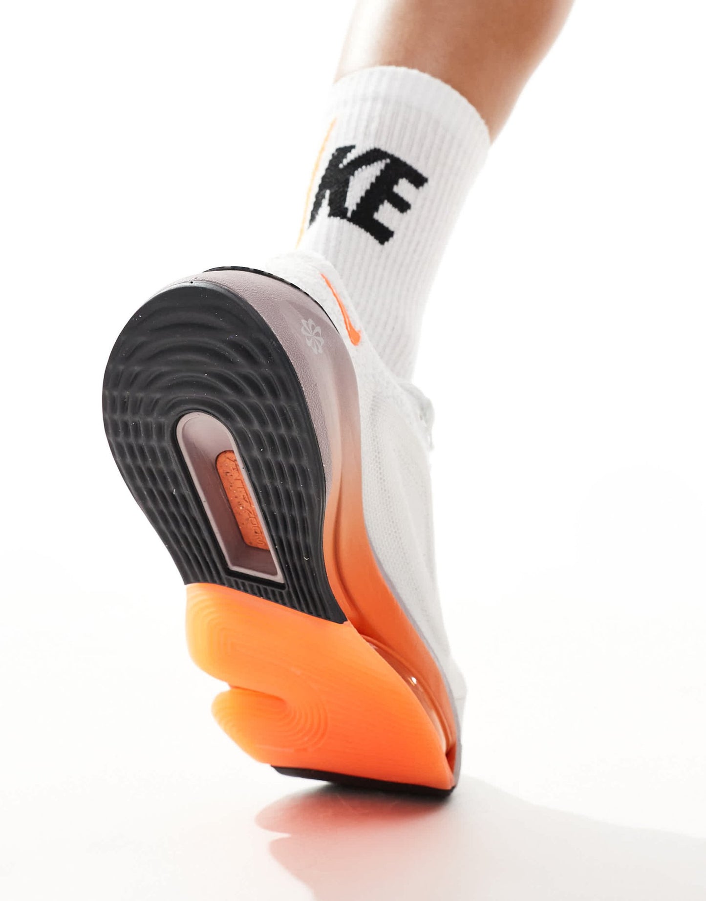Nike Training Versair trainers in white and orange - ASOS Sample Sale EU Store