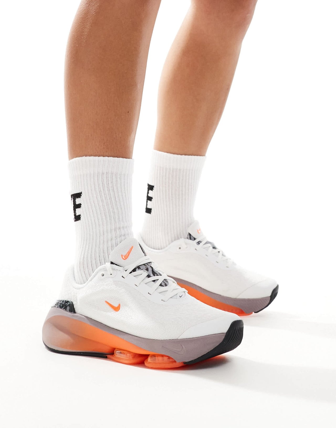 Nike Training Versair trainers in white and orange - ASOS Sample Sale EU Store