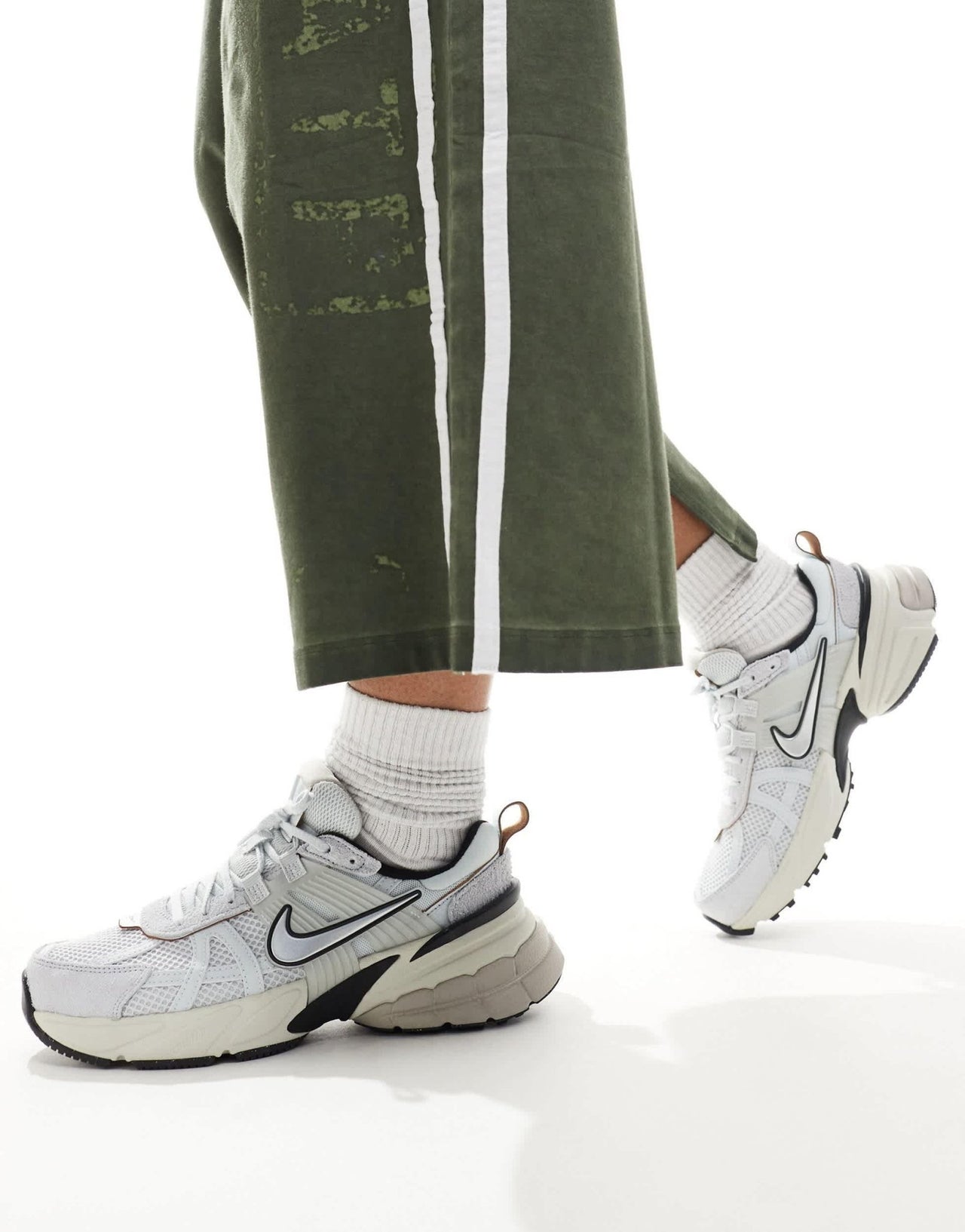 Nike V2K Run unisex trainers in white and black - ASOS Sample Sale EU Store