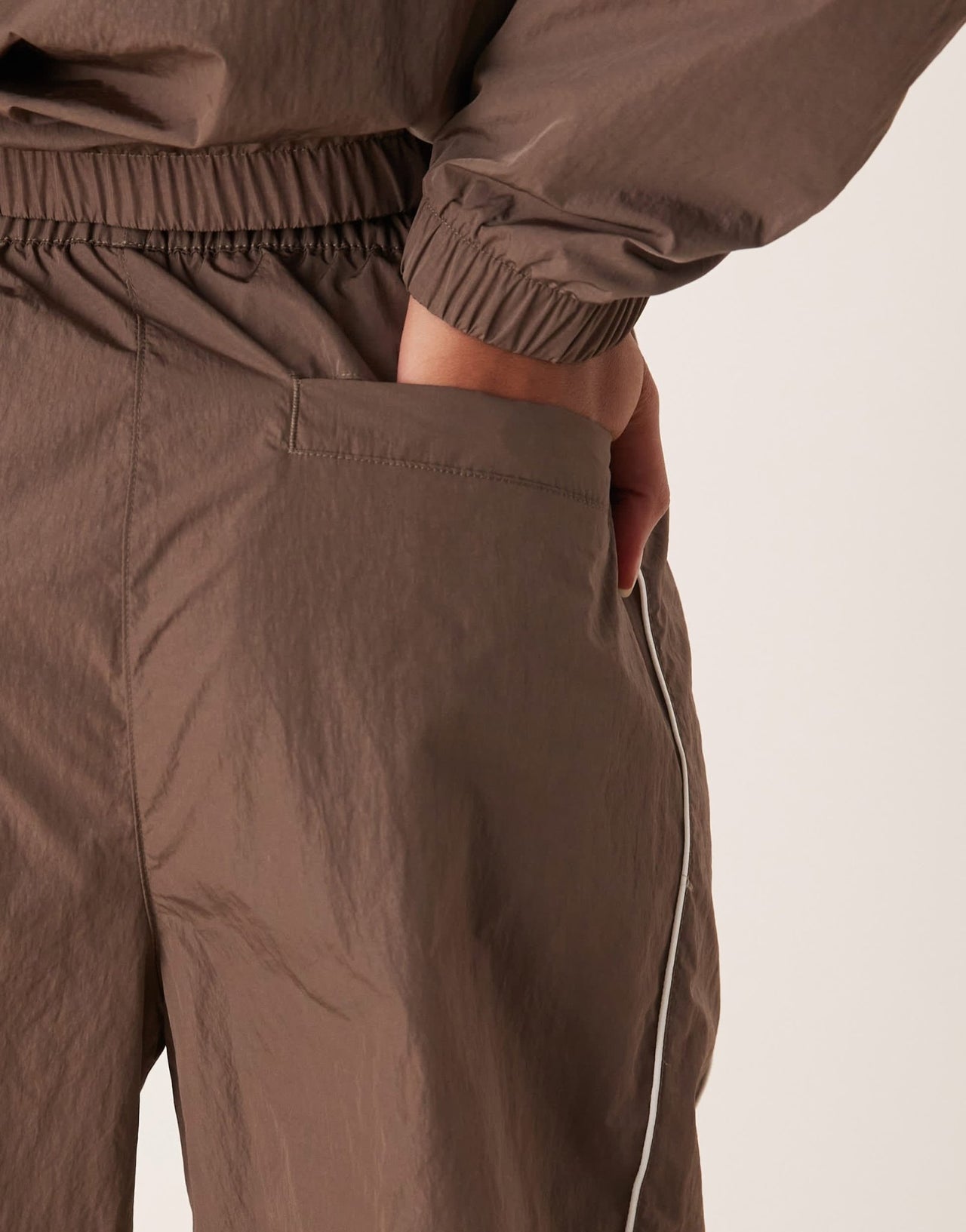 Nike windrunner trackpant in brown - ASOS Sample Sale EU Store