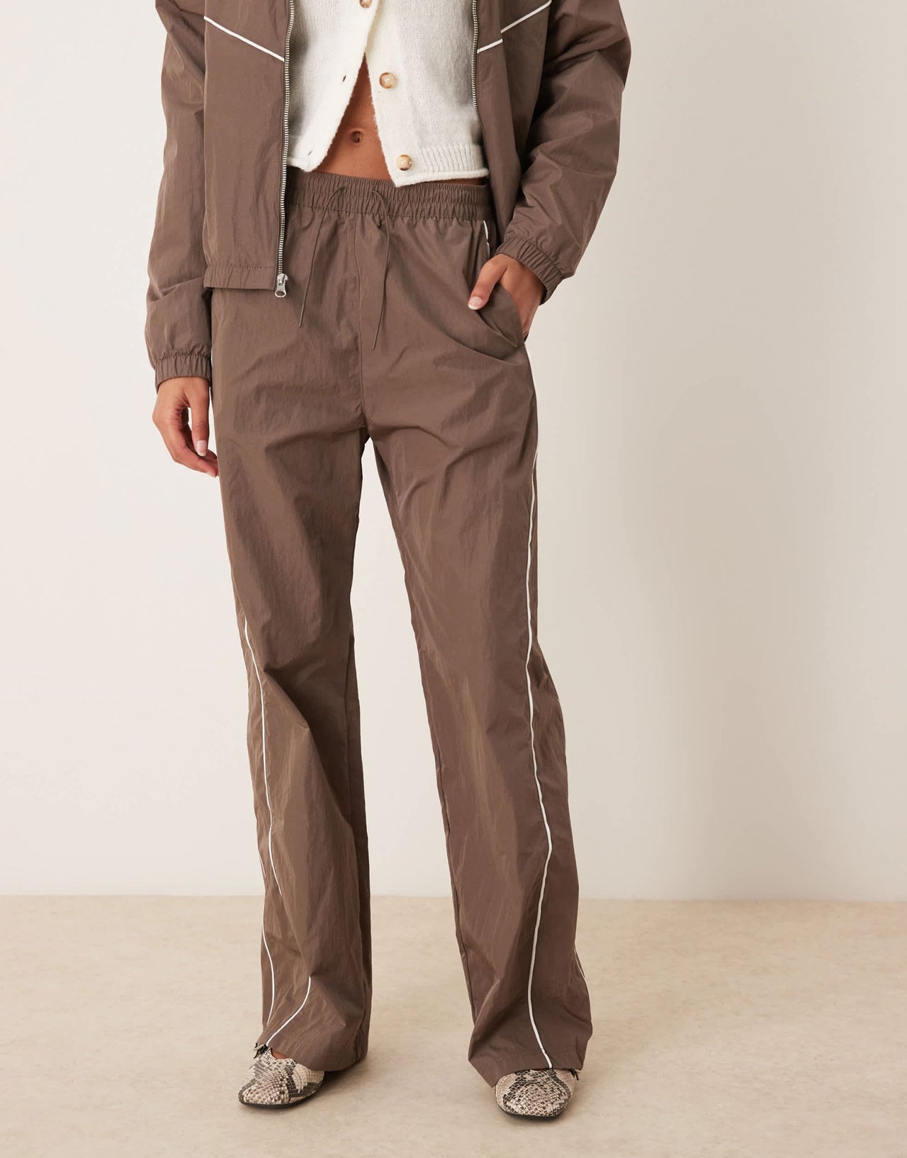 Nike windrunner trackpant in brown - ASOS Sample Sale EU Store